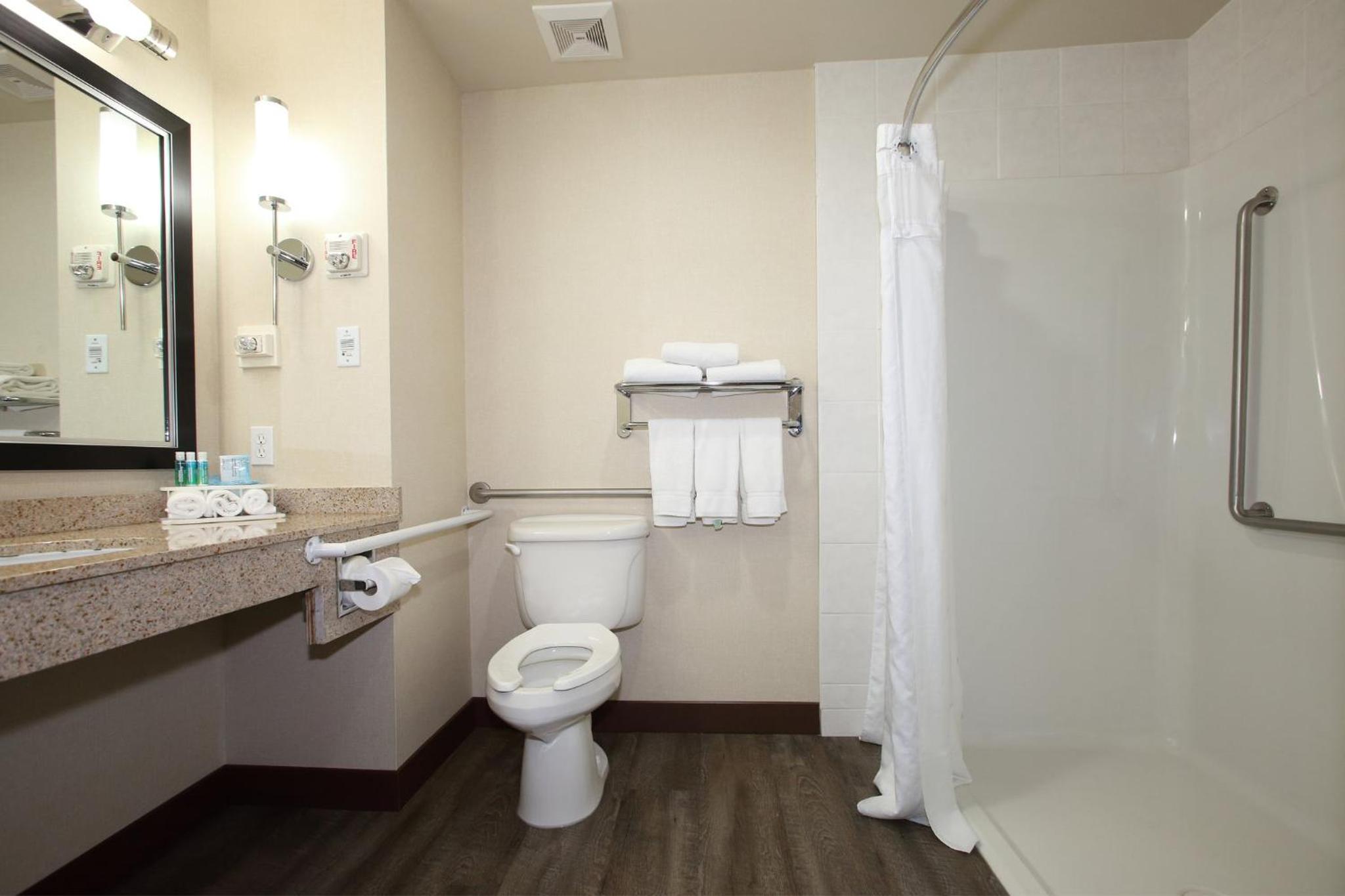 Double Room - Mobility Access with Roll-in Shower - Photo 2