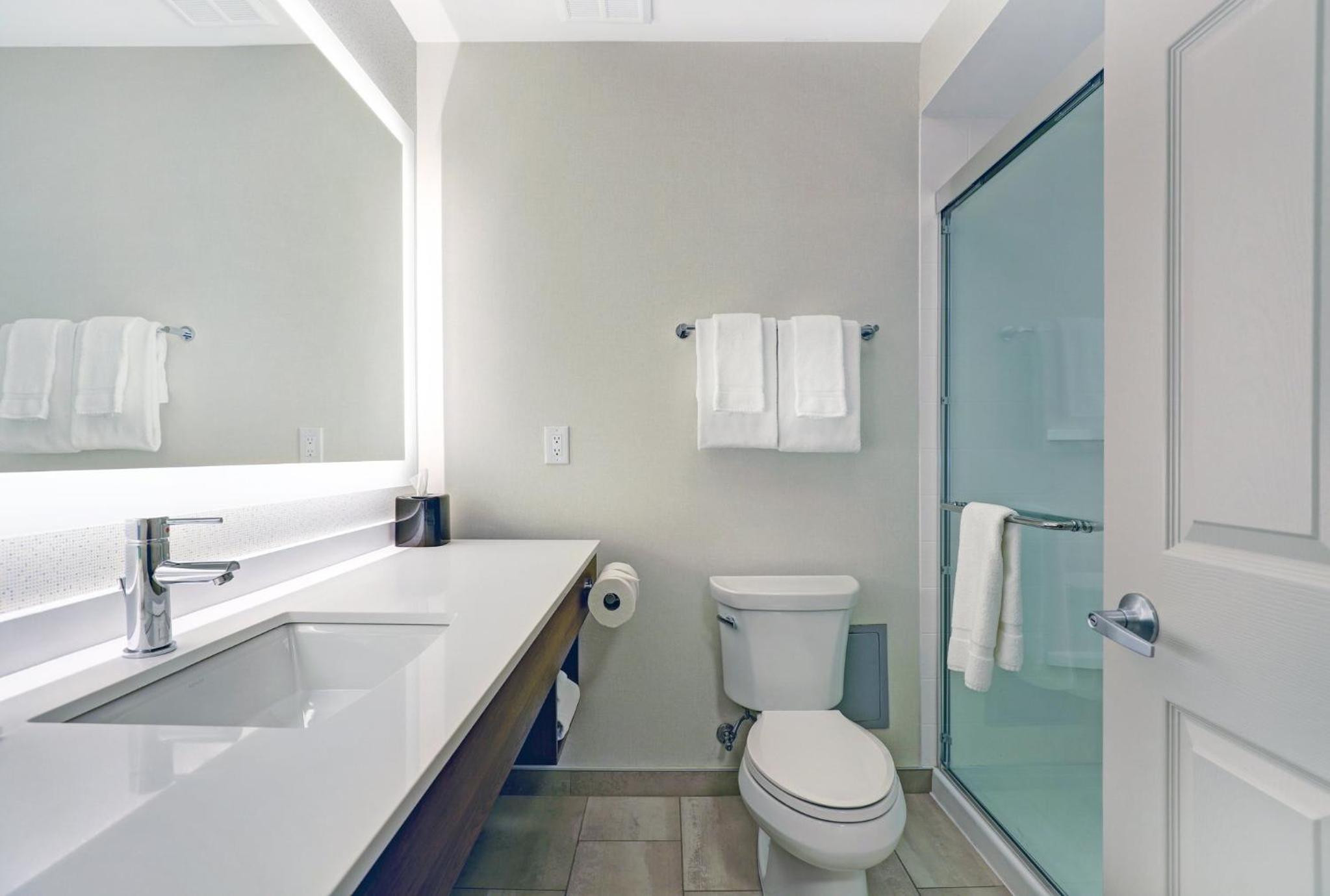 Standard King Room - Photo 6
