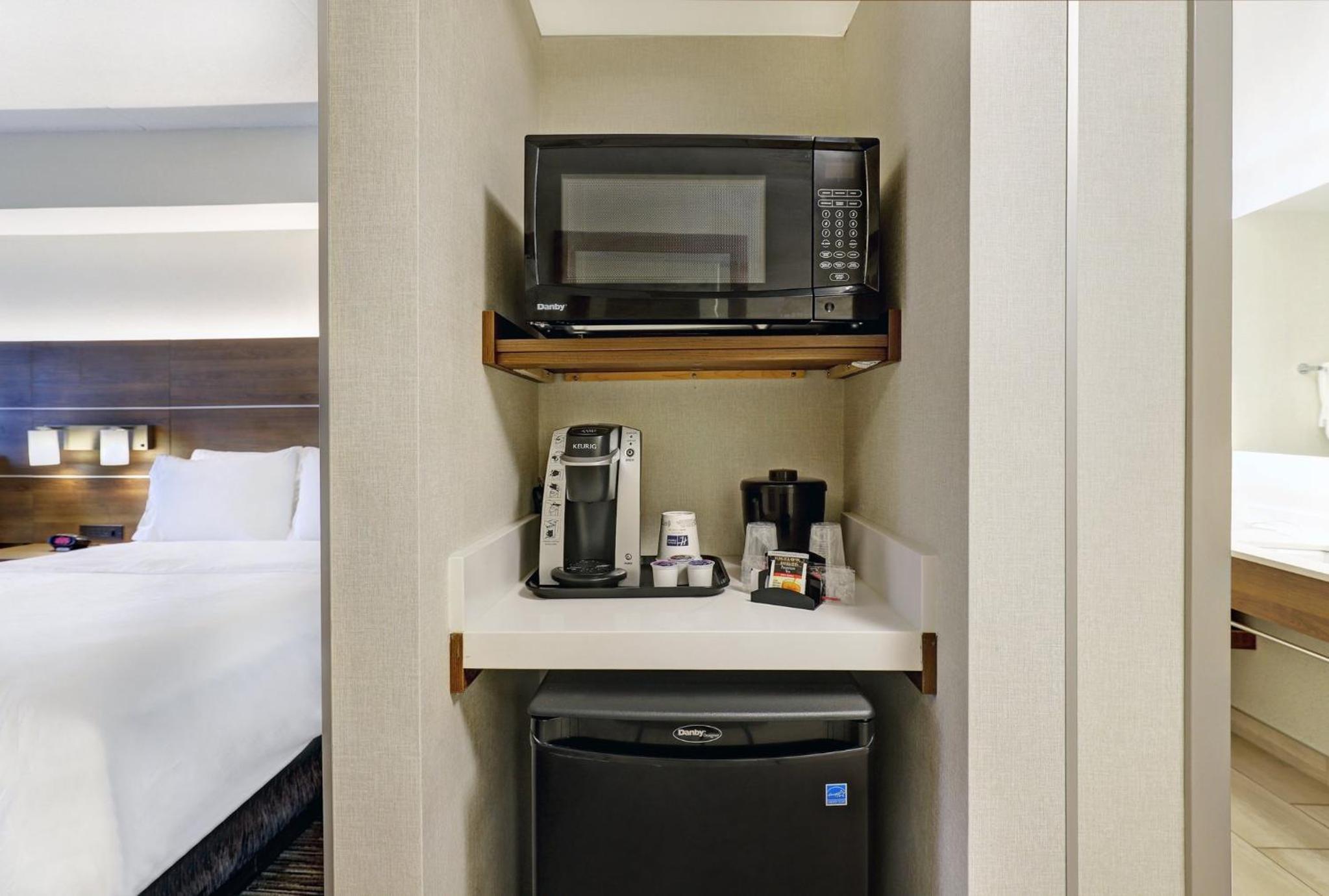 One-Bedroom King Suite with Spa Bath - Photo 4