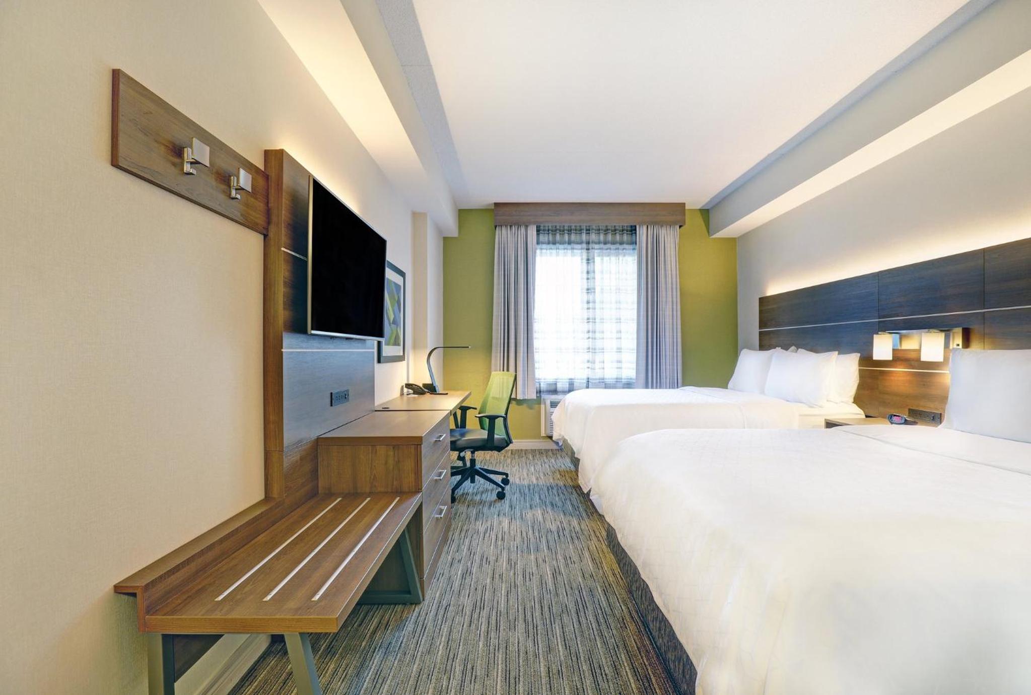 Standard Queen Room with Two Queen Beds - Photo 5
