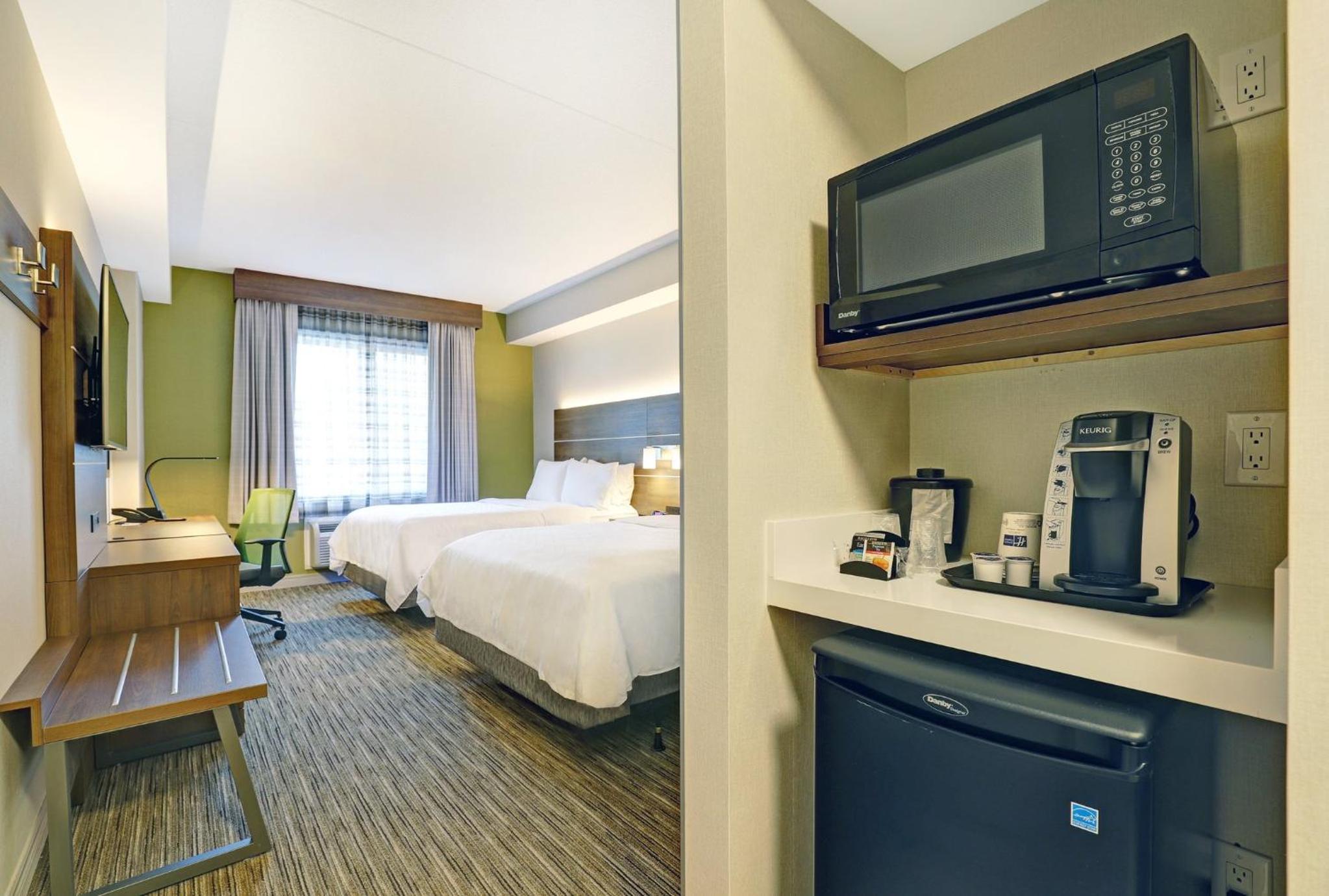 Standard Queen Room with Two Queen Beds - Photo 4