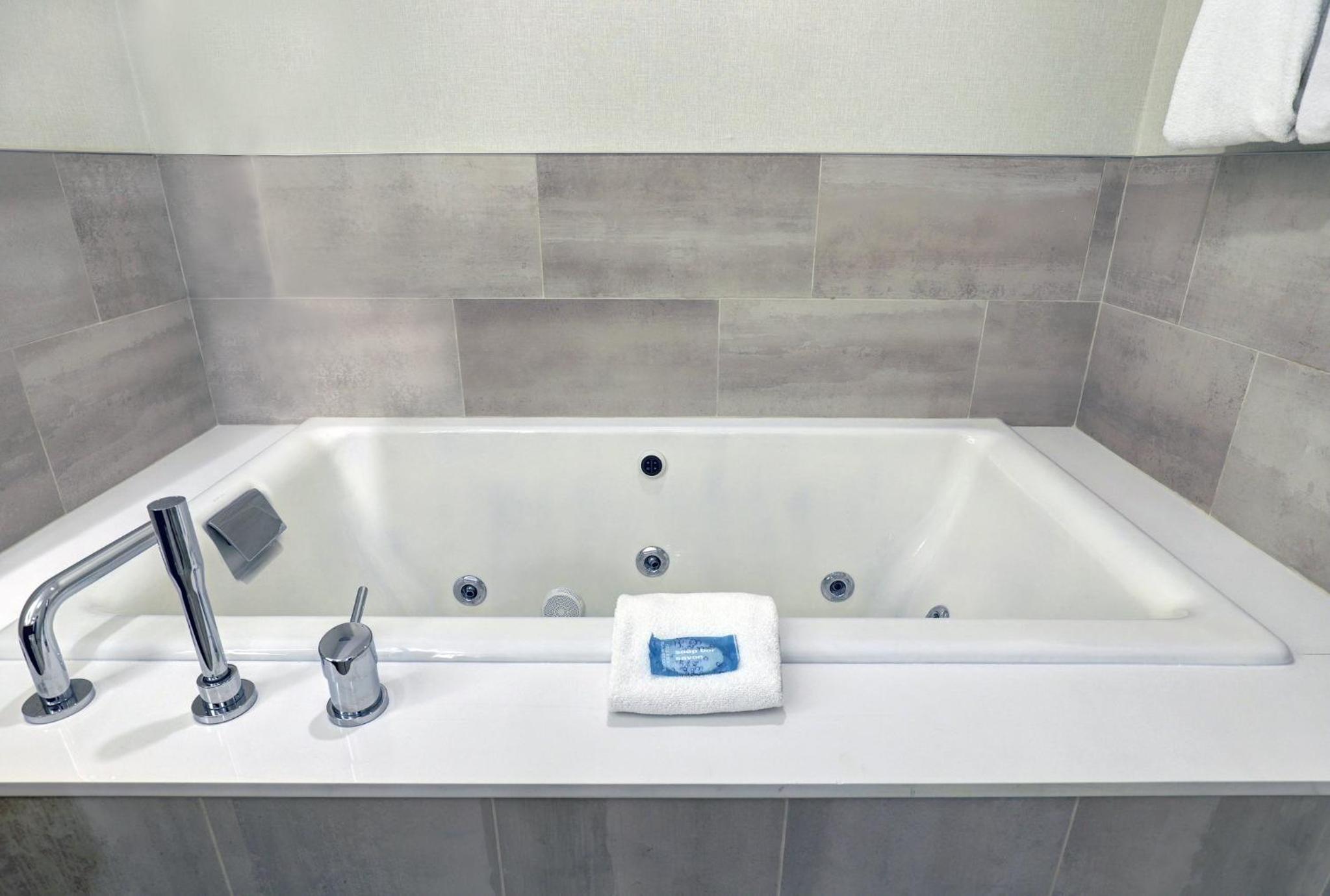 One-Bedroom King Suite with Spa Bath - Photo 3