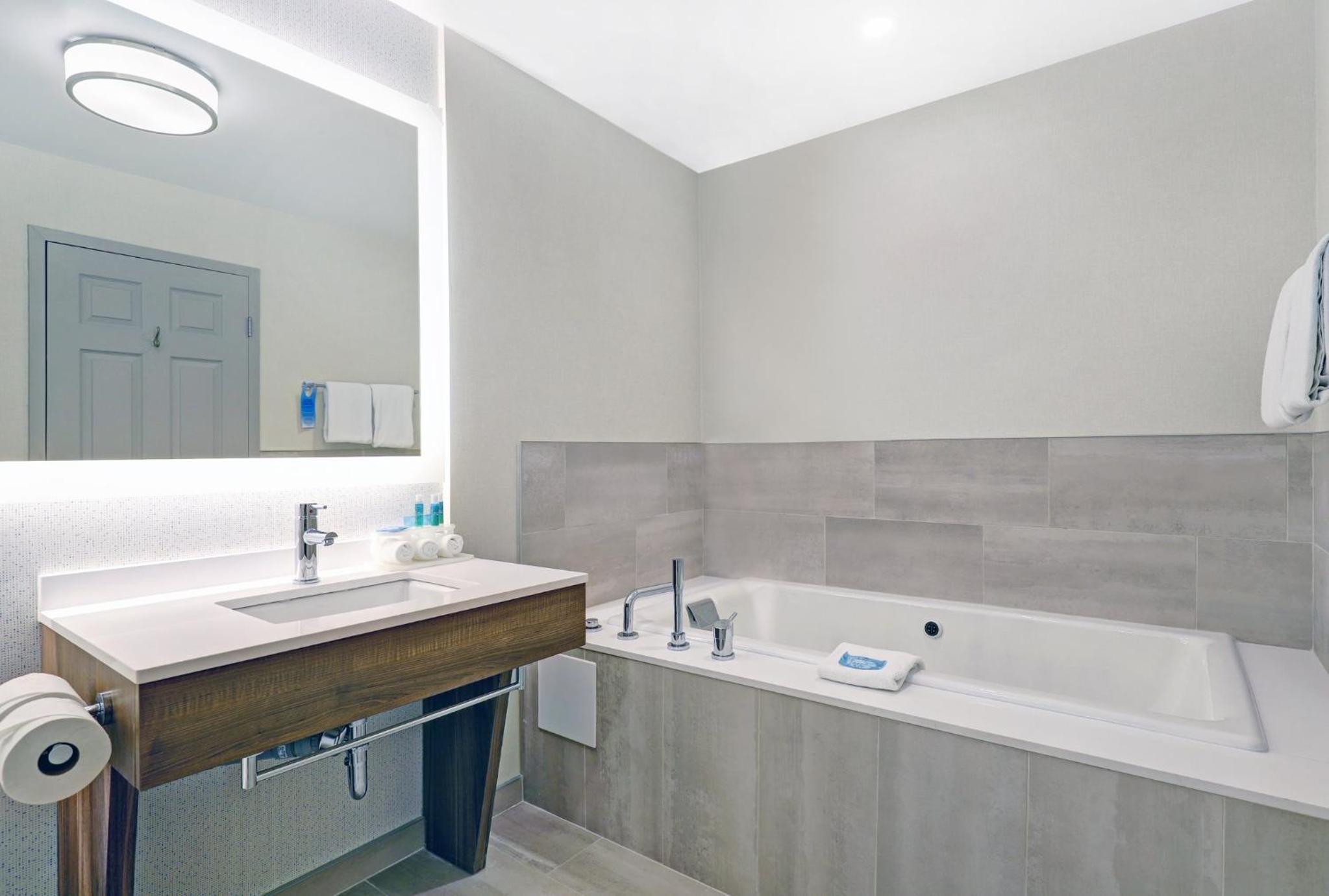 One-Bedroom King Suite with Spa Bath - Photo 6