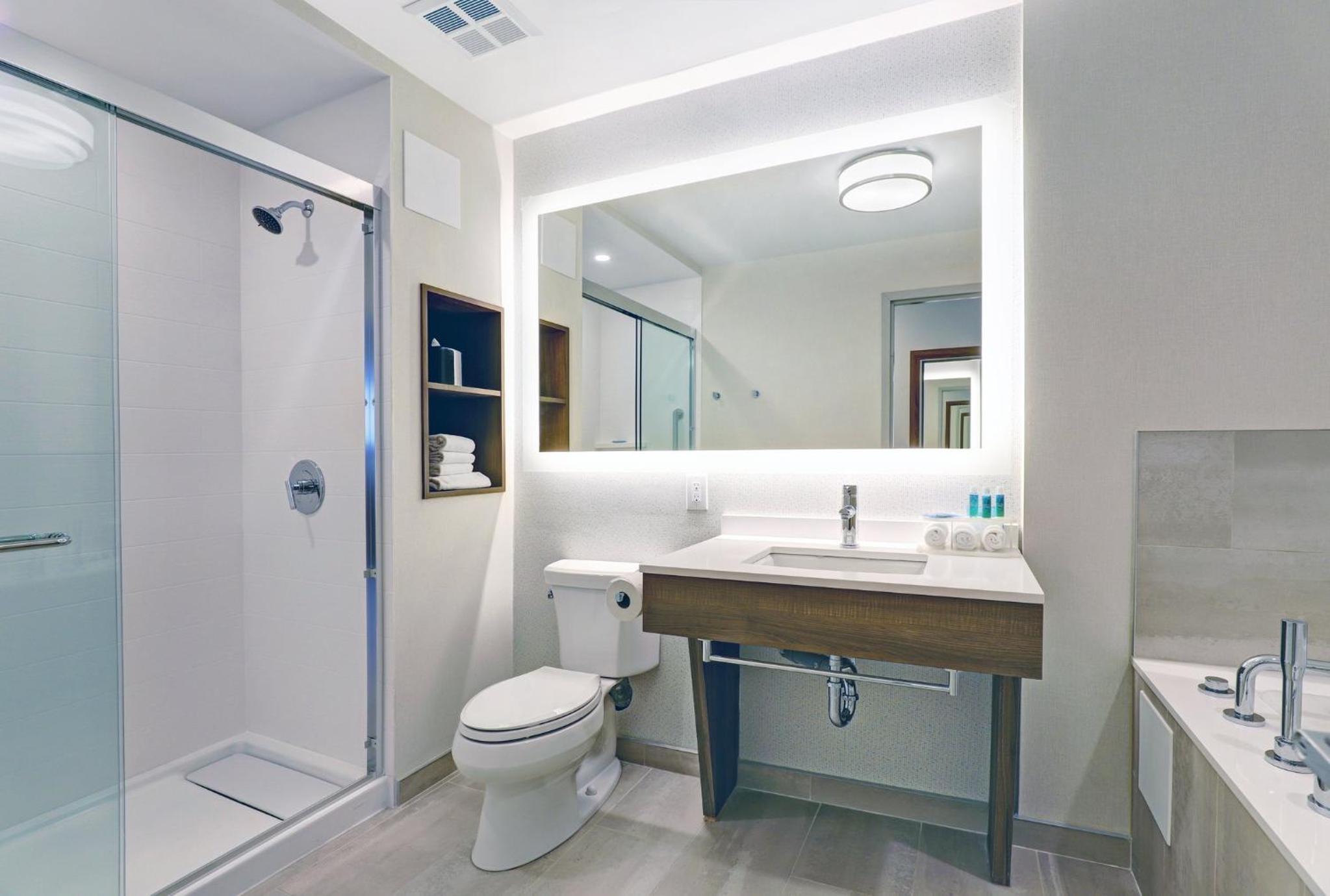 One-Bedroom King Suite with Spa Bath - Photo 5