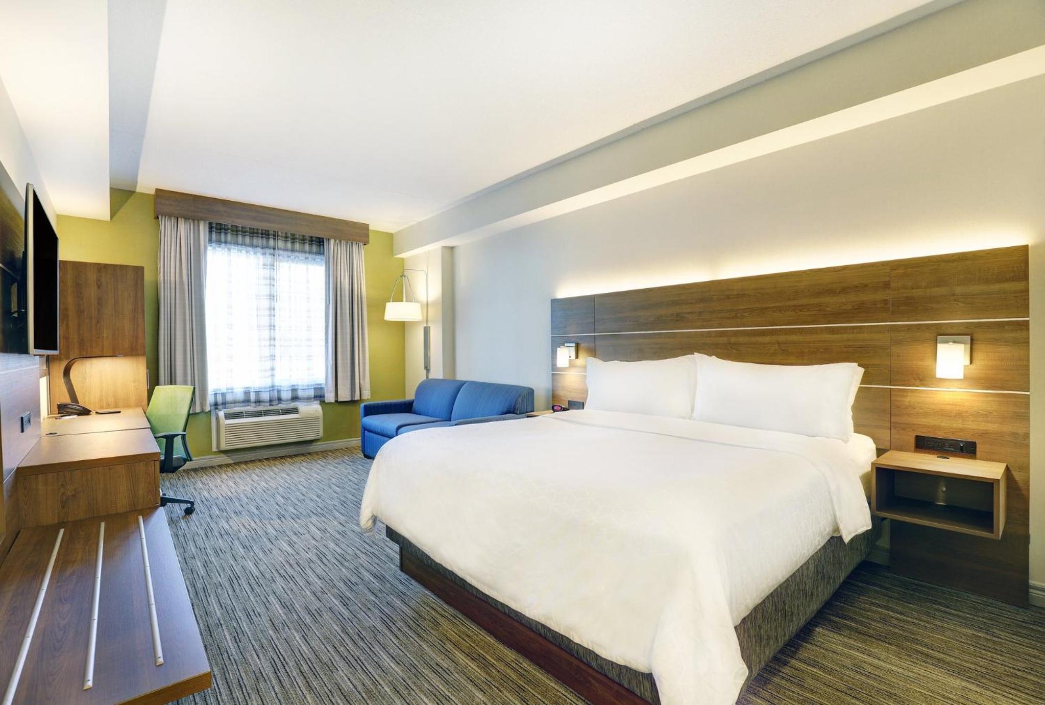 Standard King Room with Sofa Bed - Photo 1