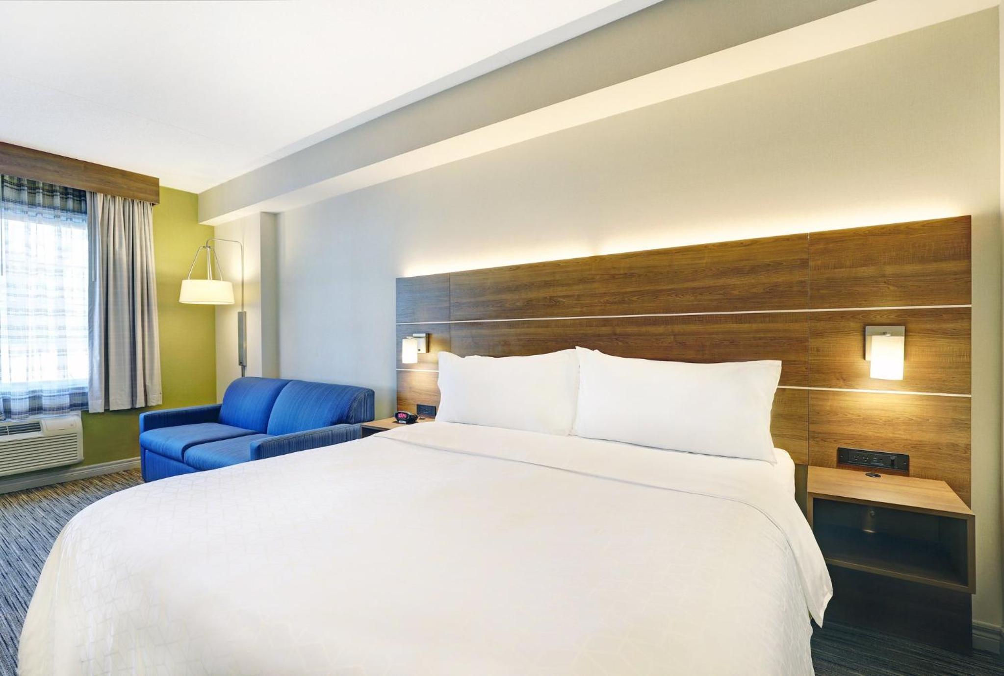 Standard King Room with Sofa Bed - Photo 6