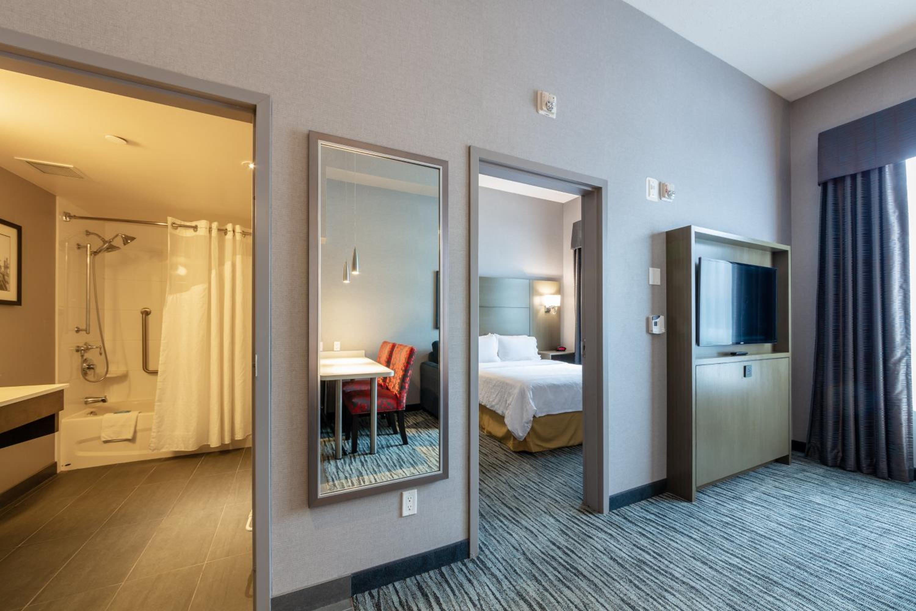 One-Bedroom Suite with Tub - Mobility Accessible - Photo 1
