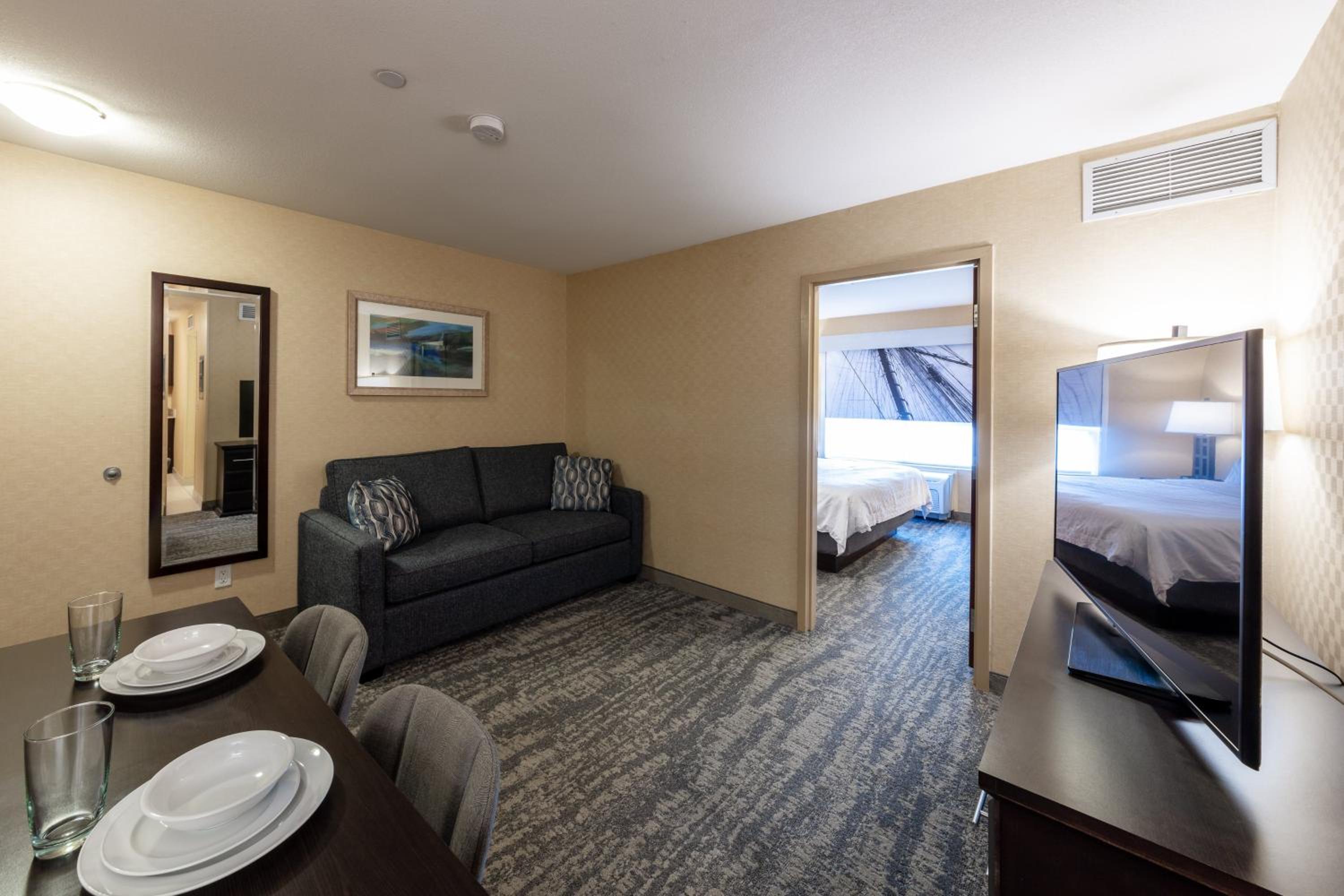 One-Bedroom Suite with Dining Area - Photo 8