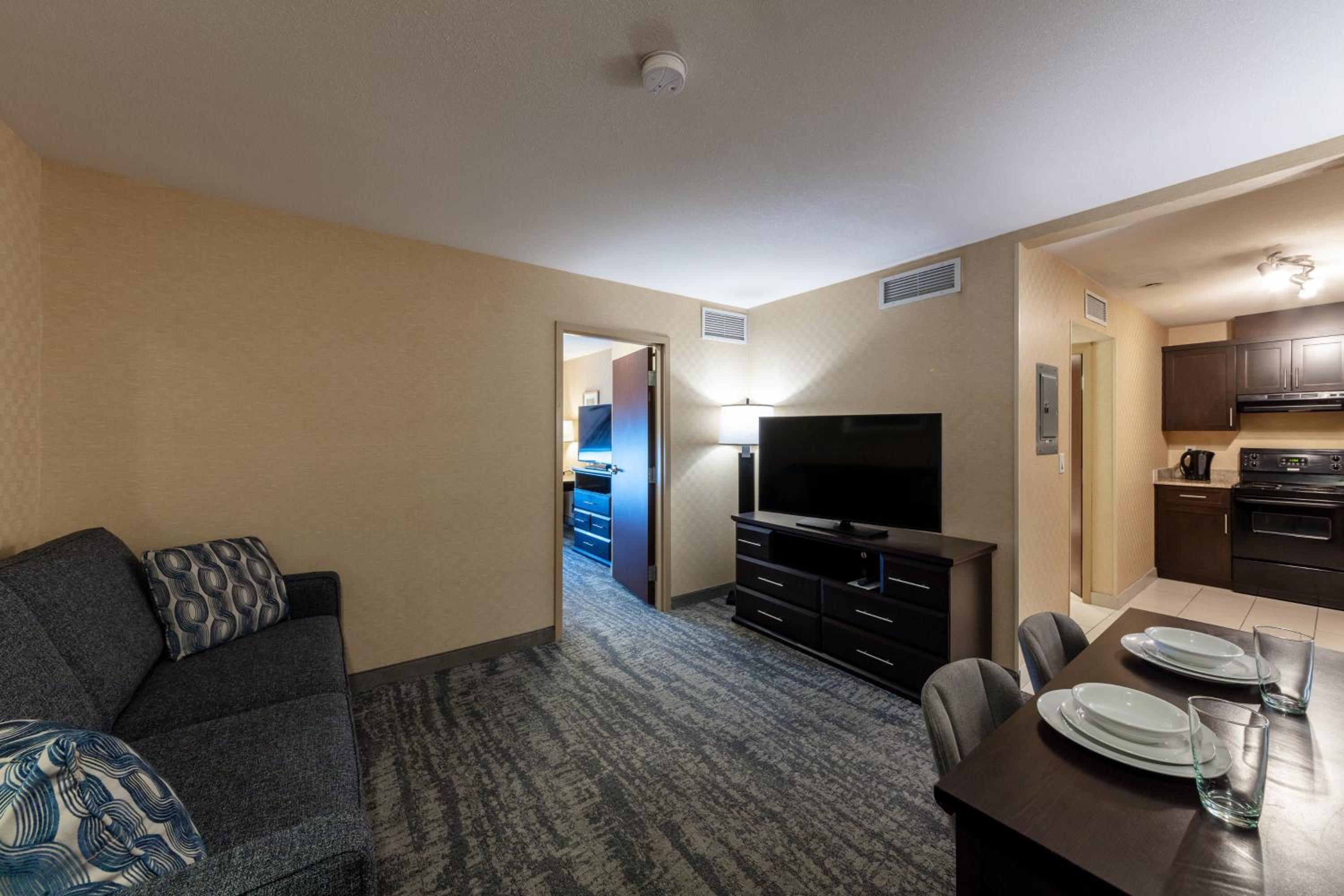 One-Bedroom Suite with Dining Area - Photo 7