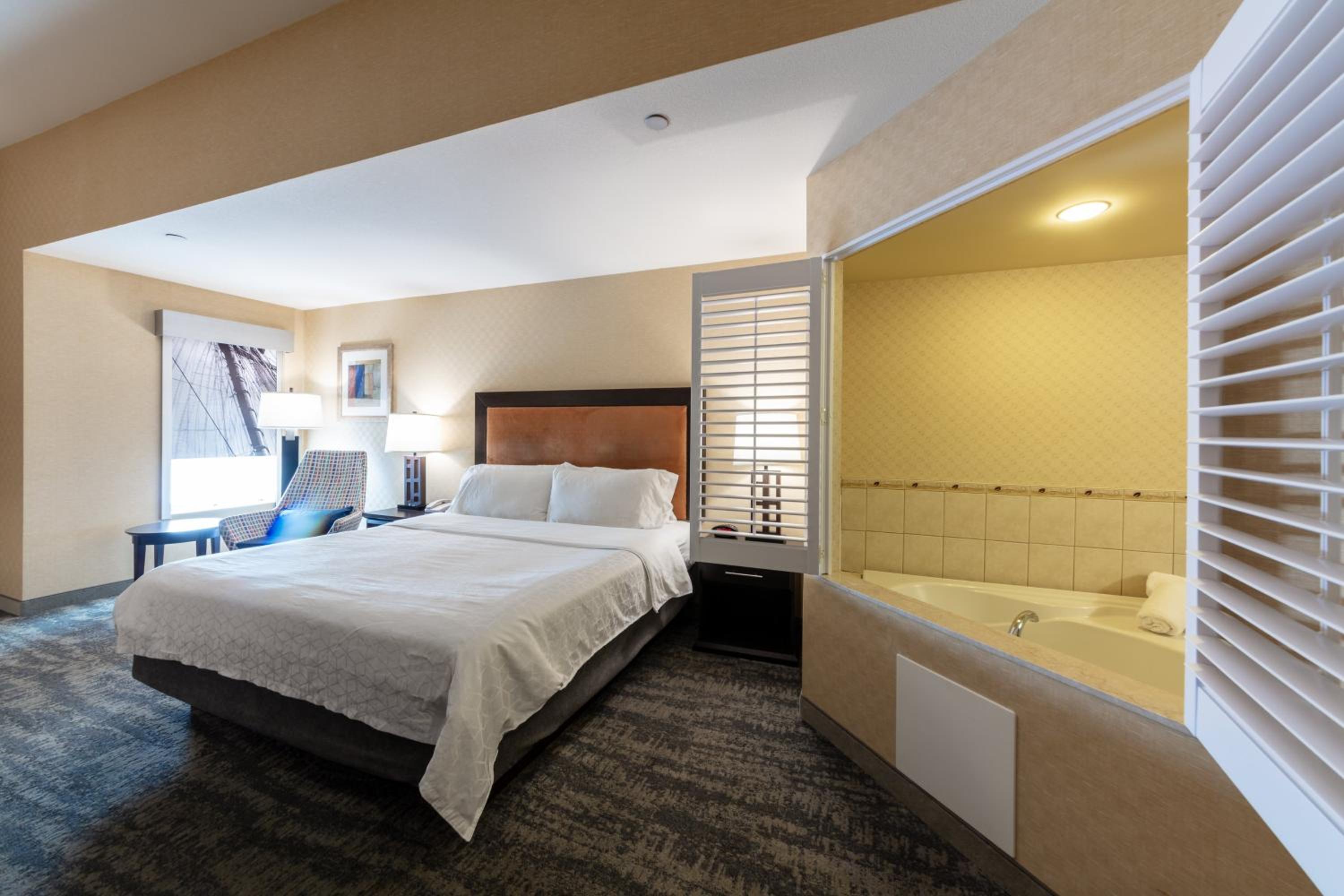 King Suite with Spa Bath - Photo 2