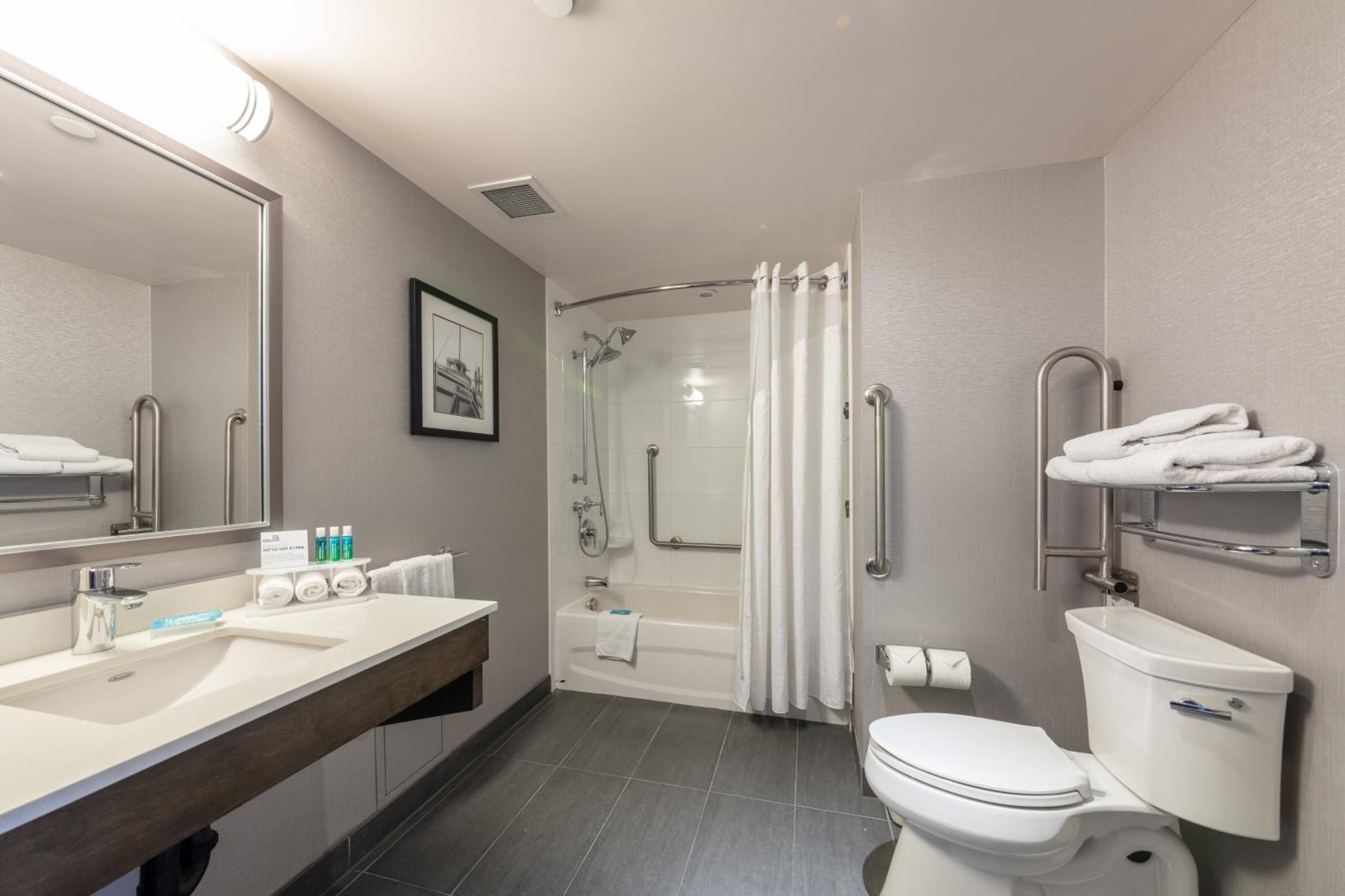 One-Bedroom Suite with Tub - Mobility Accessible - Photo 3