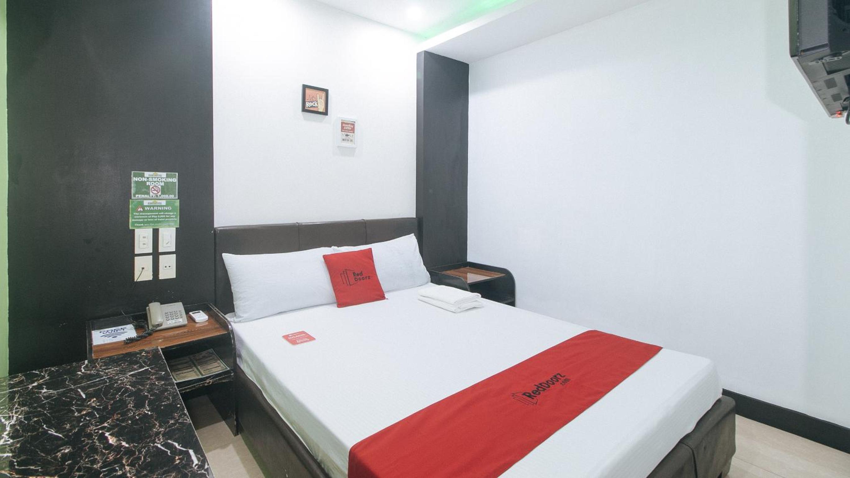 Standard Double Room - Photo 8