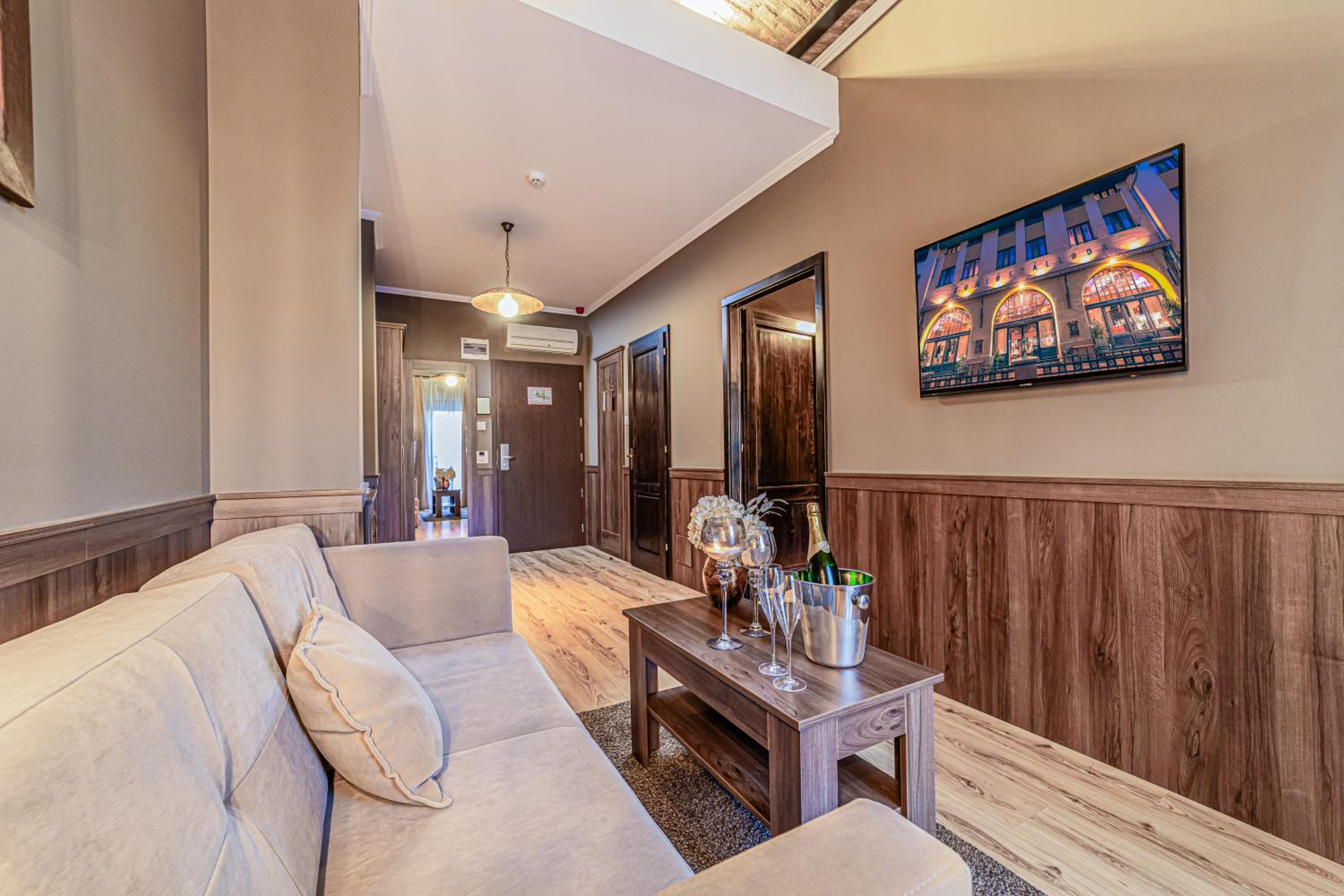 Deluxe Suite - Photo 13