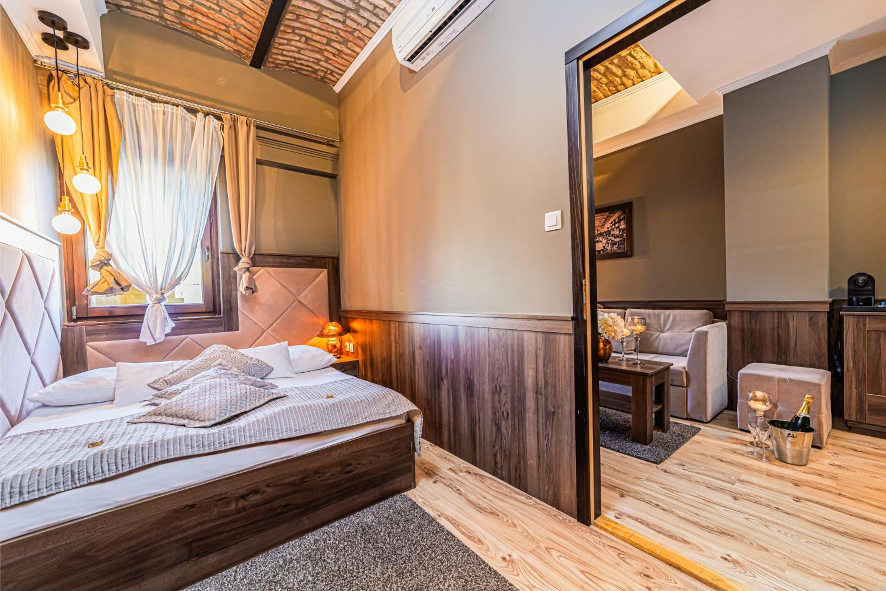 Deluxe Suite - Photo 6