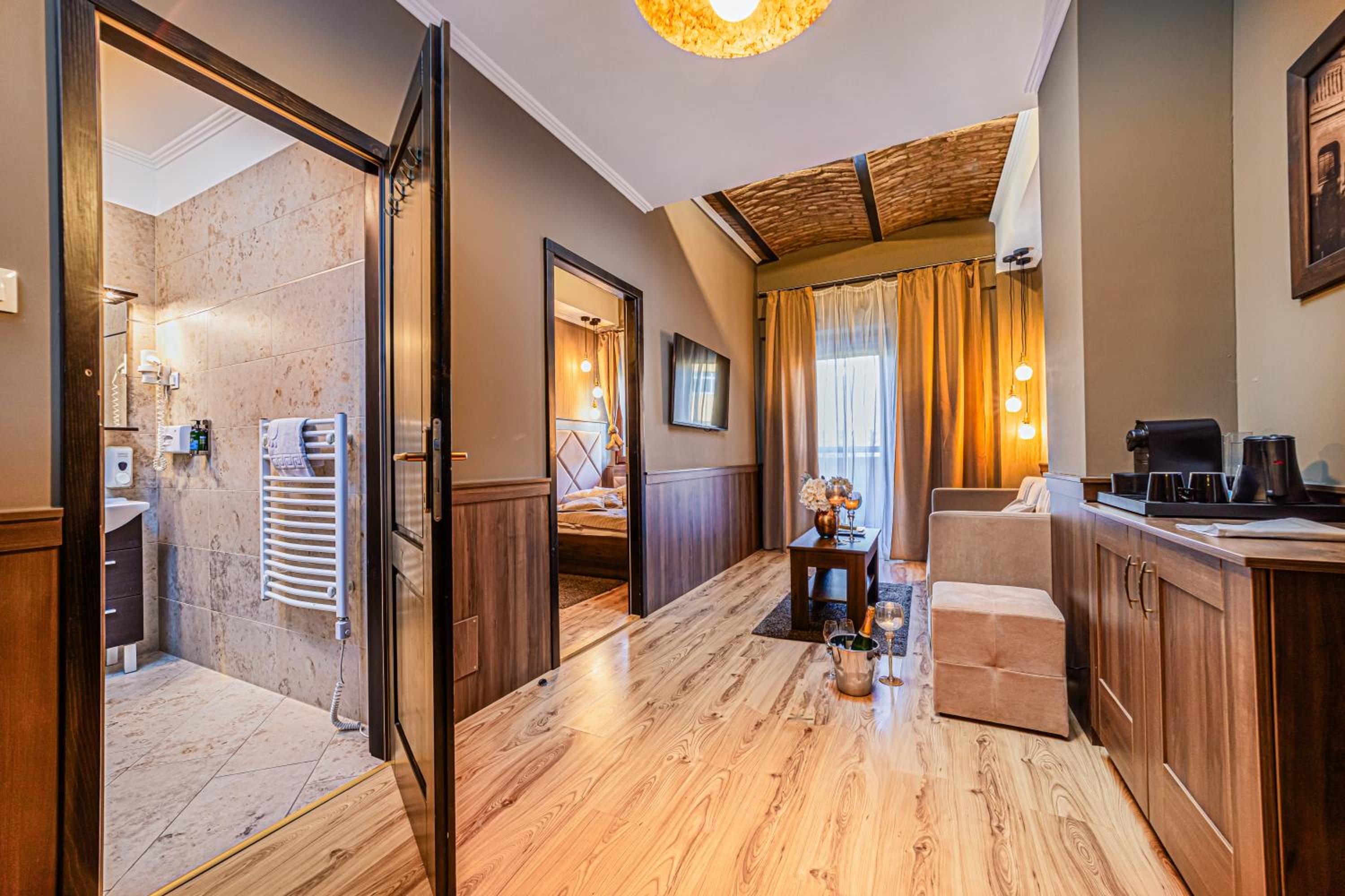 Deluxe Suite - Photo 16