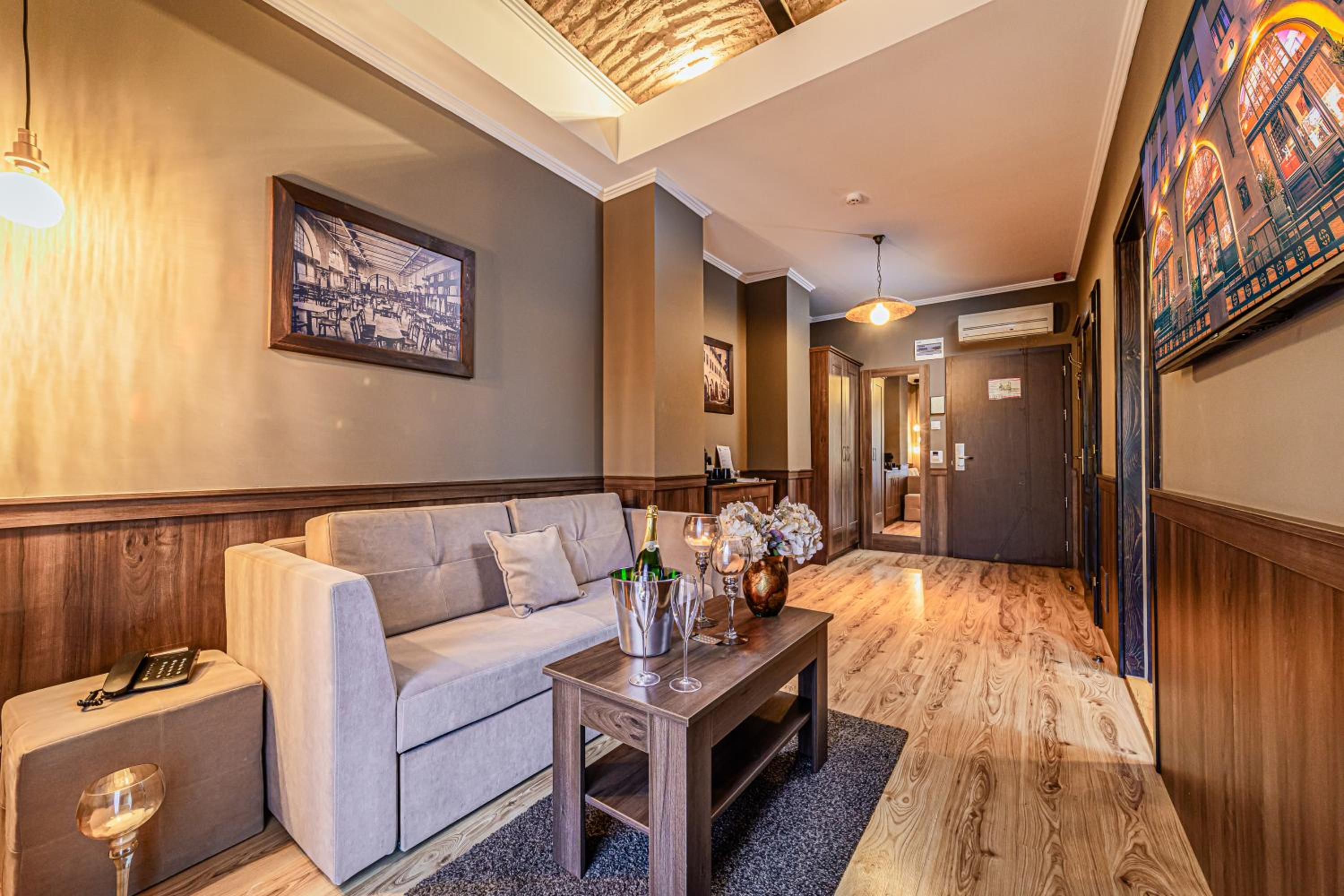 Deluxe Suite - Photo 1