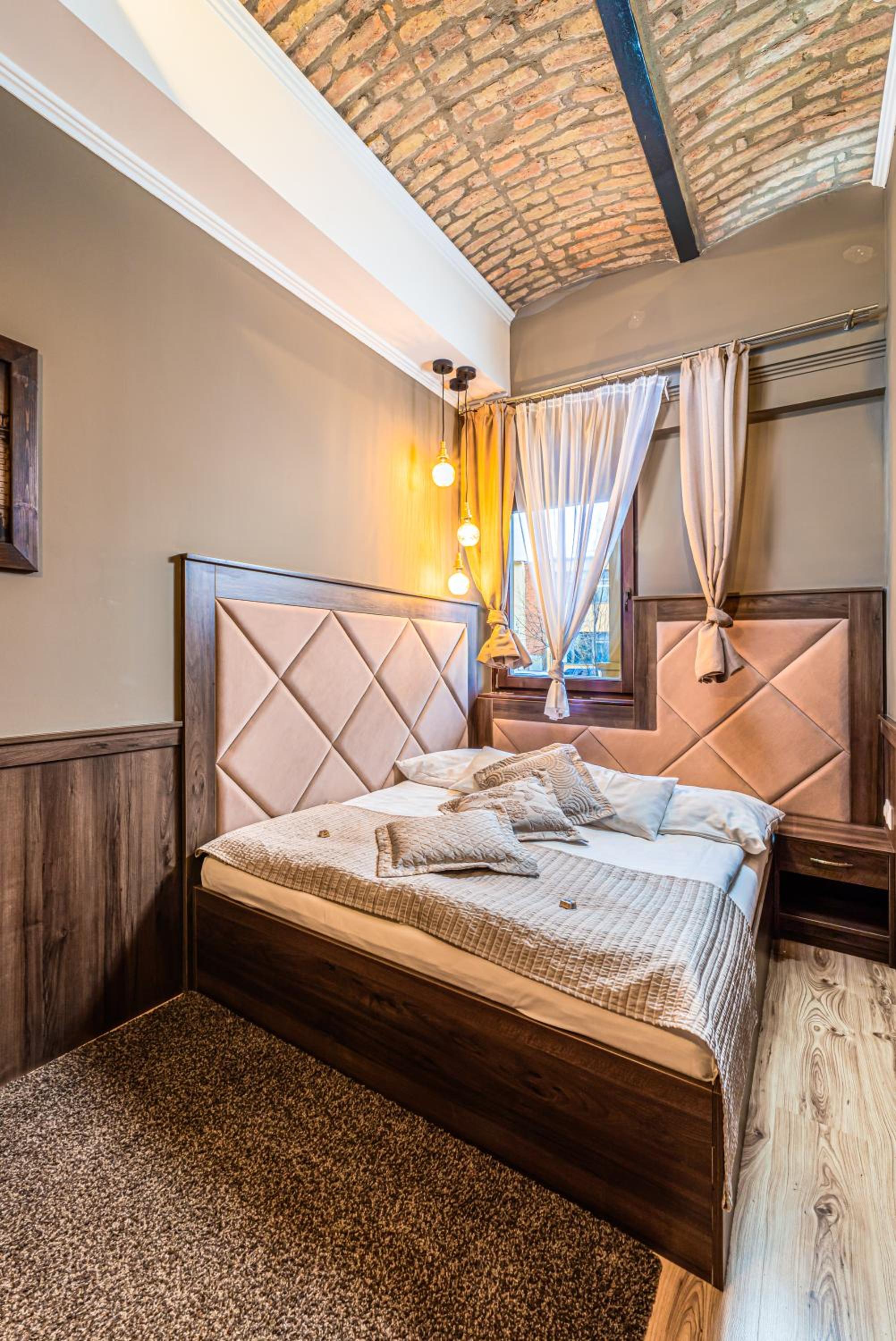 Deluxe Suite - Photo 5