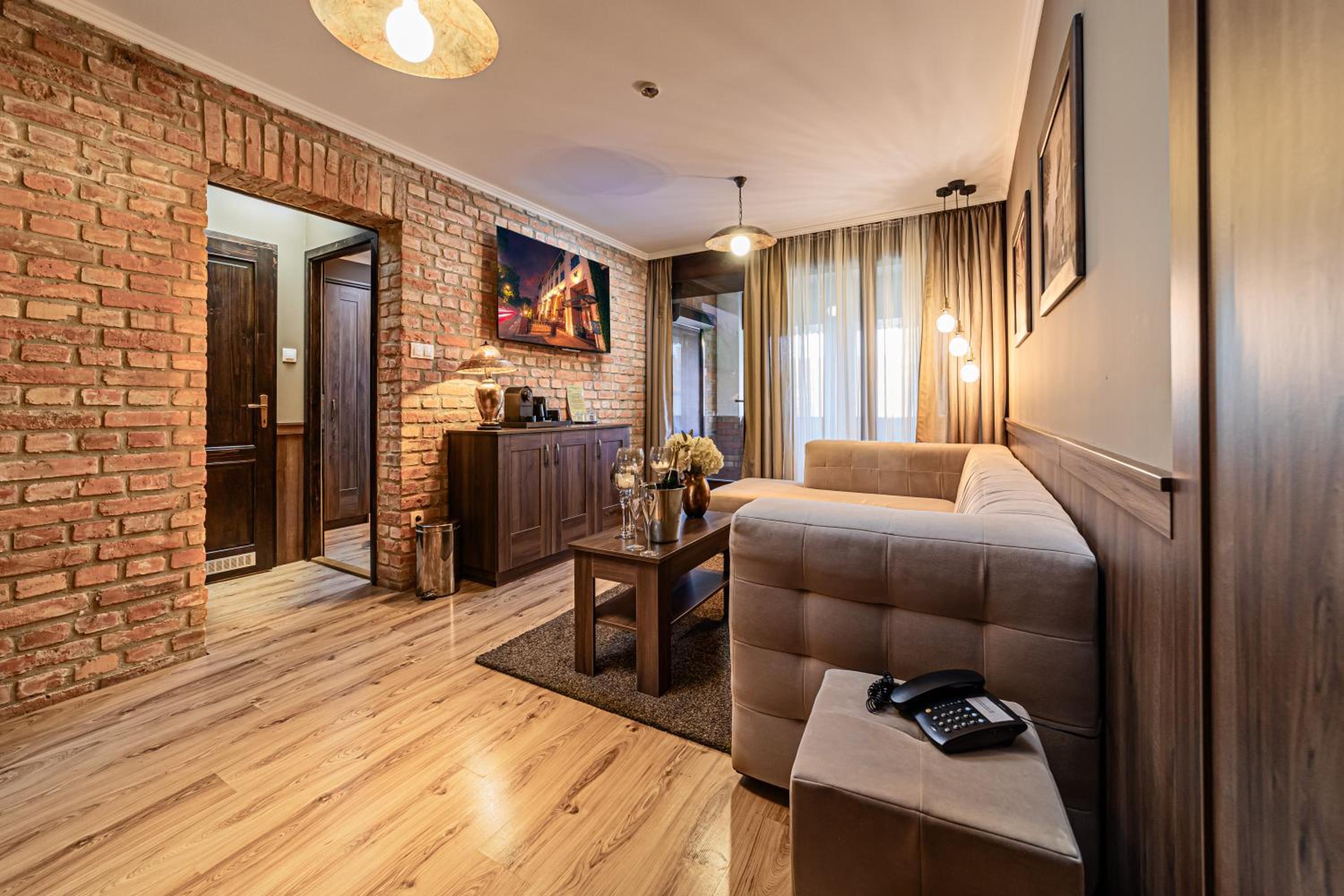 Deluxe Suite - Photo 8