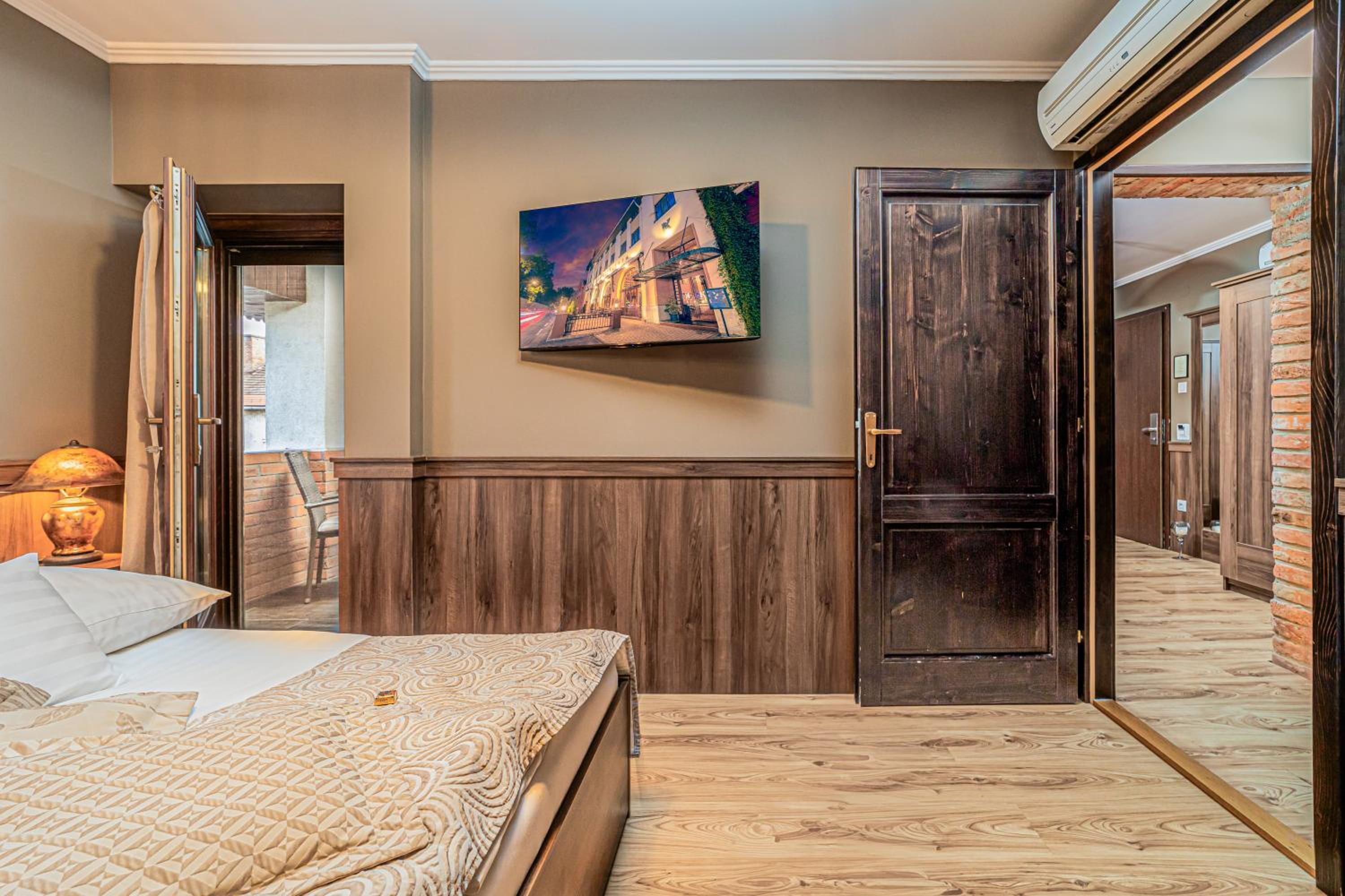 Deluxe Suite - Photo 11