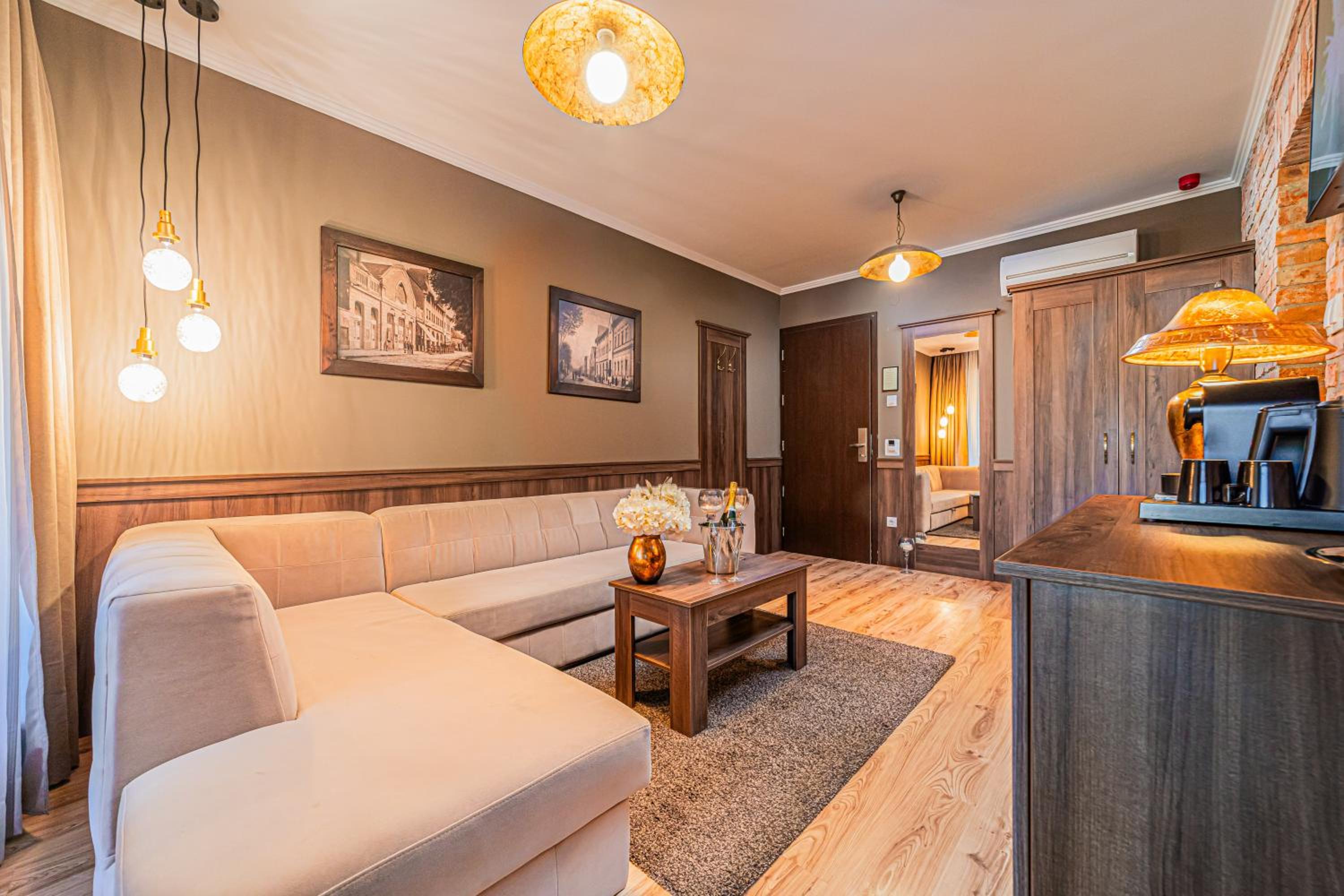 Deluxe Suite - Photo 12
