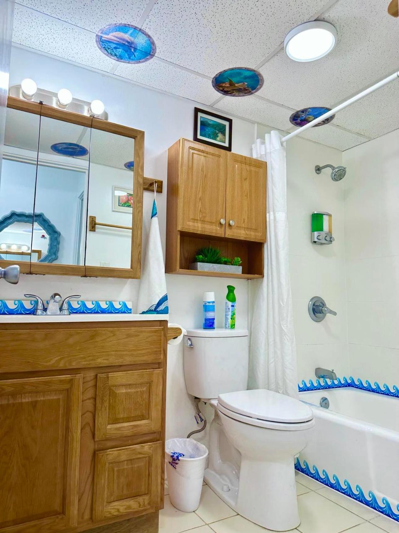 WAIKIKI 2 BEDROOMS, 1 BATH, FREE PARKING, SLEEP 6: bathroom photo