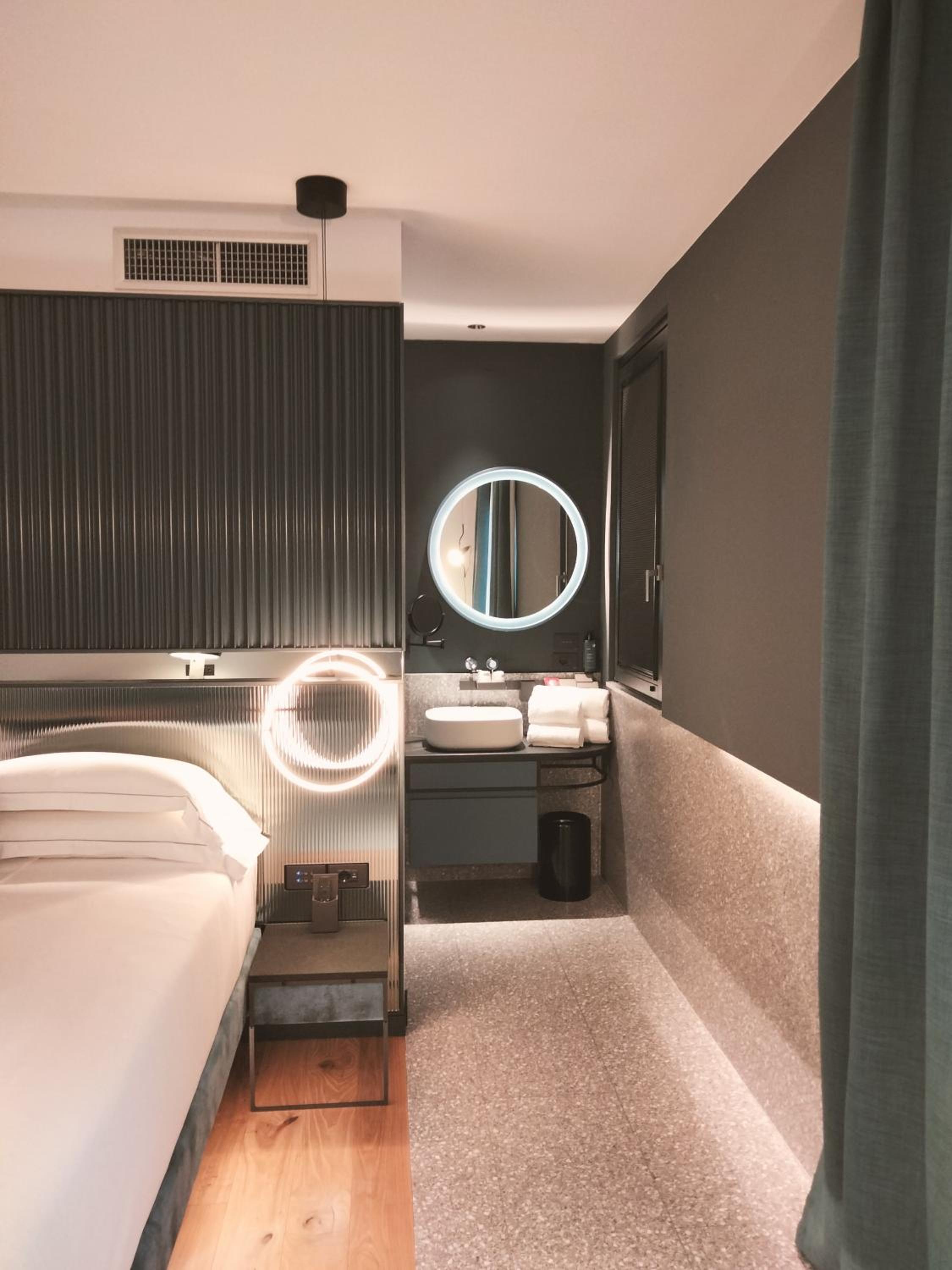 Junior King Suite with Terrace and Lake View - Non-Smoking photo 2