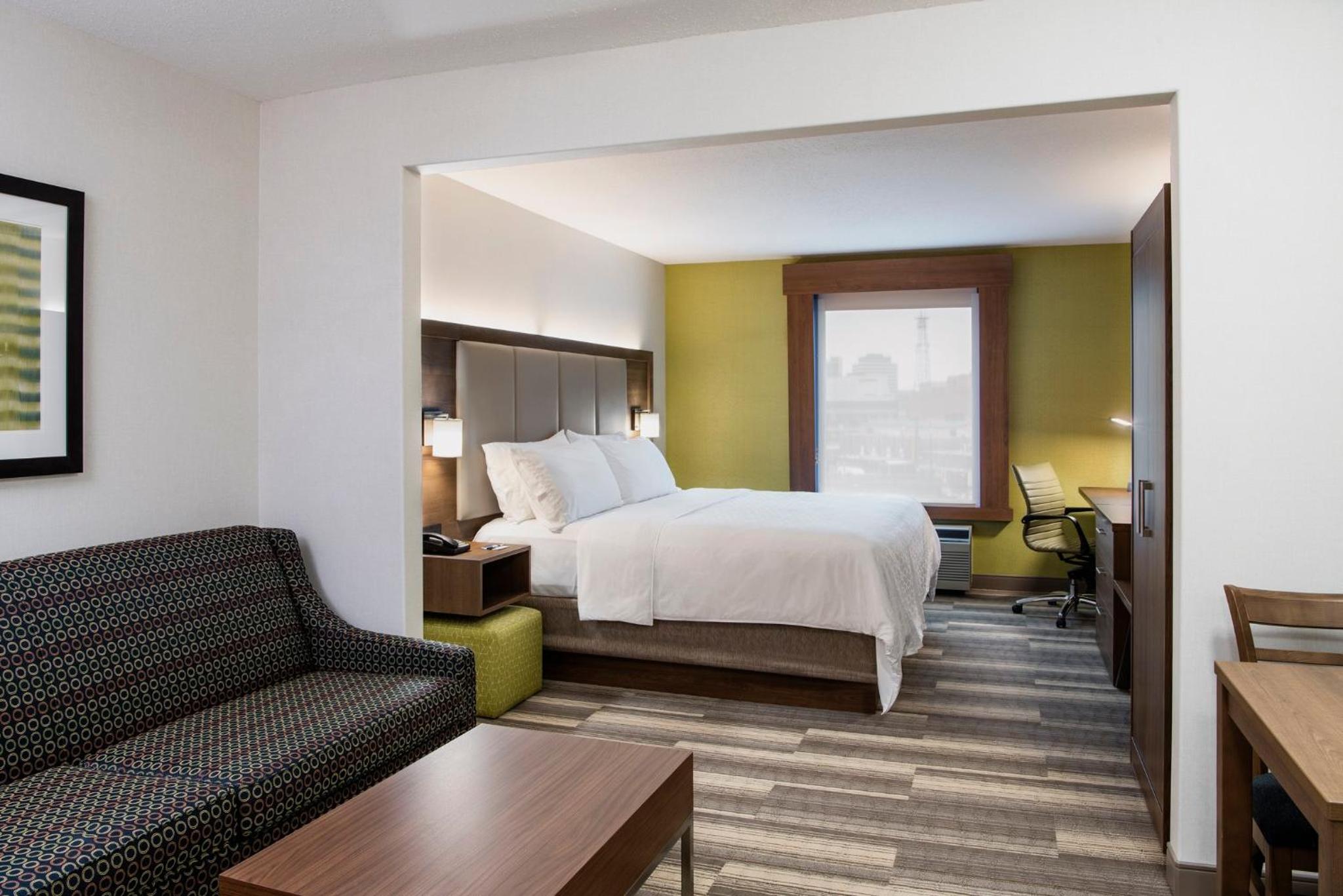 Standard King Room with Sofa Bed photo 3