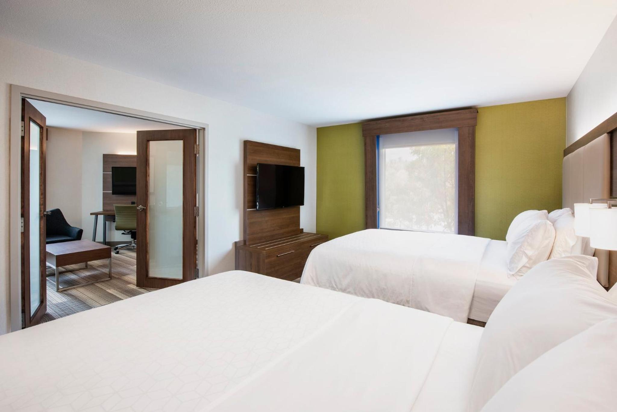 One-Bedroom Queen Suite photo 3