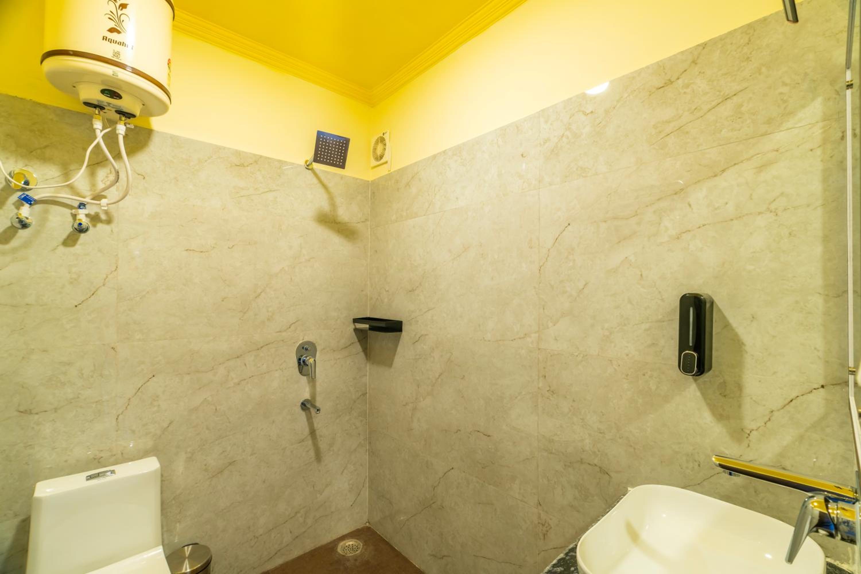 Superior Double Room with Balcony - Photo 2
