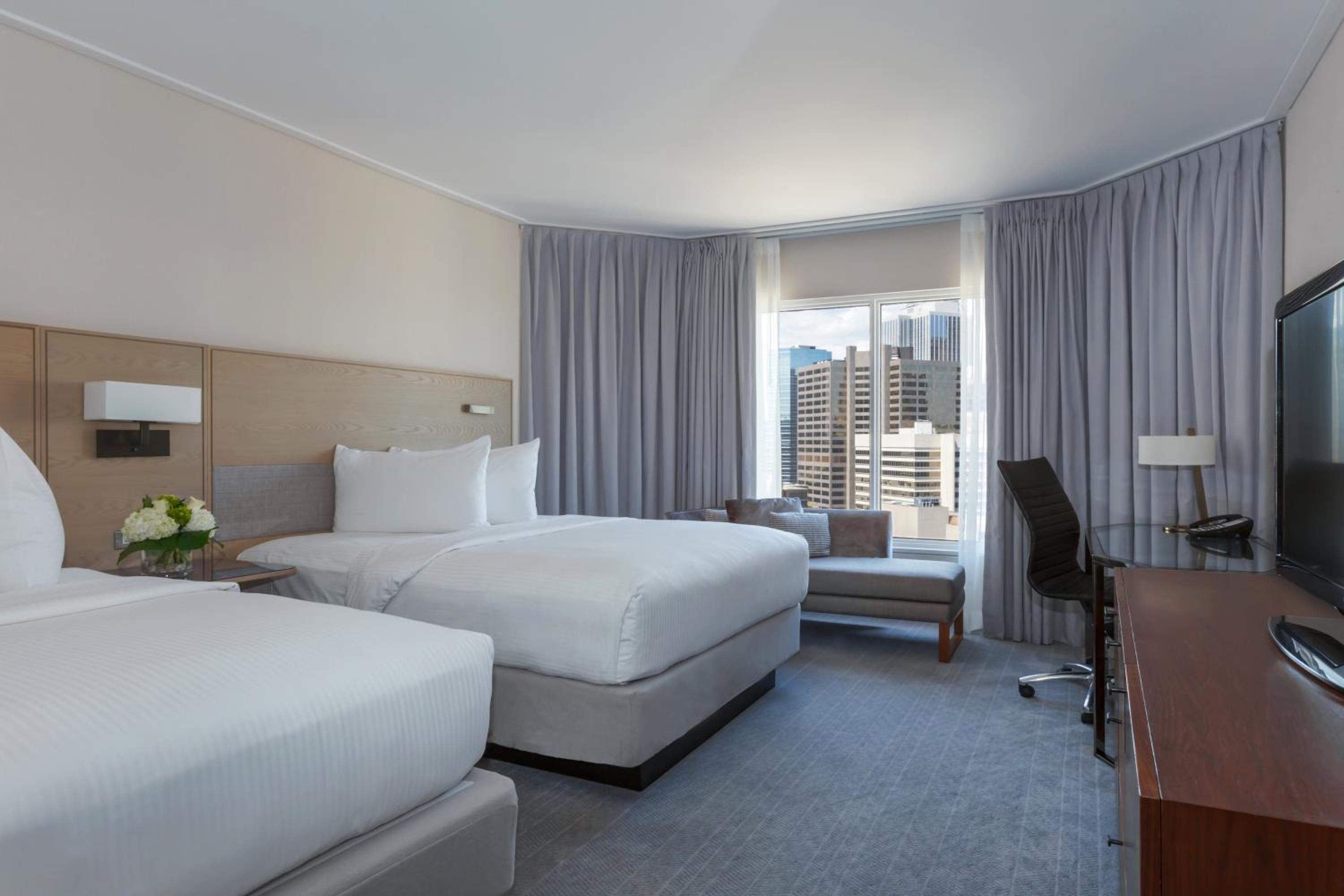 Queen Room with Two Queen Beds - Executive Level - Non-Smoking - Photo 5