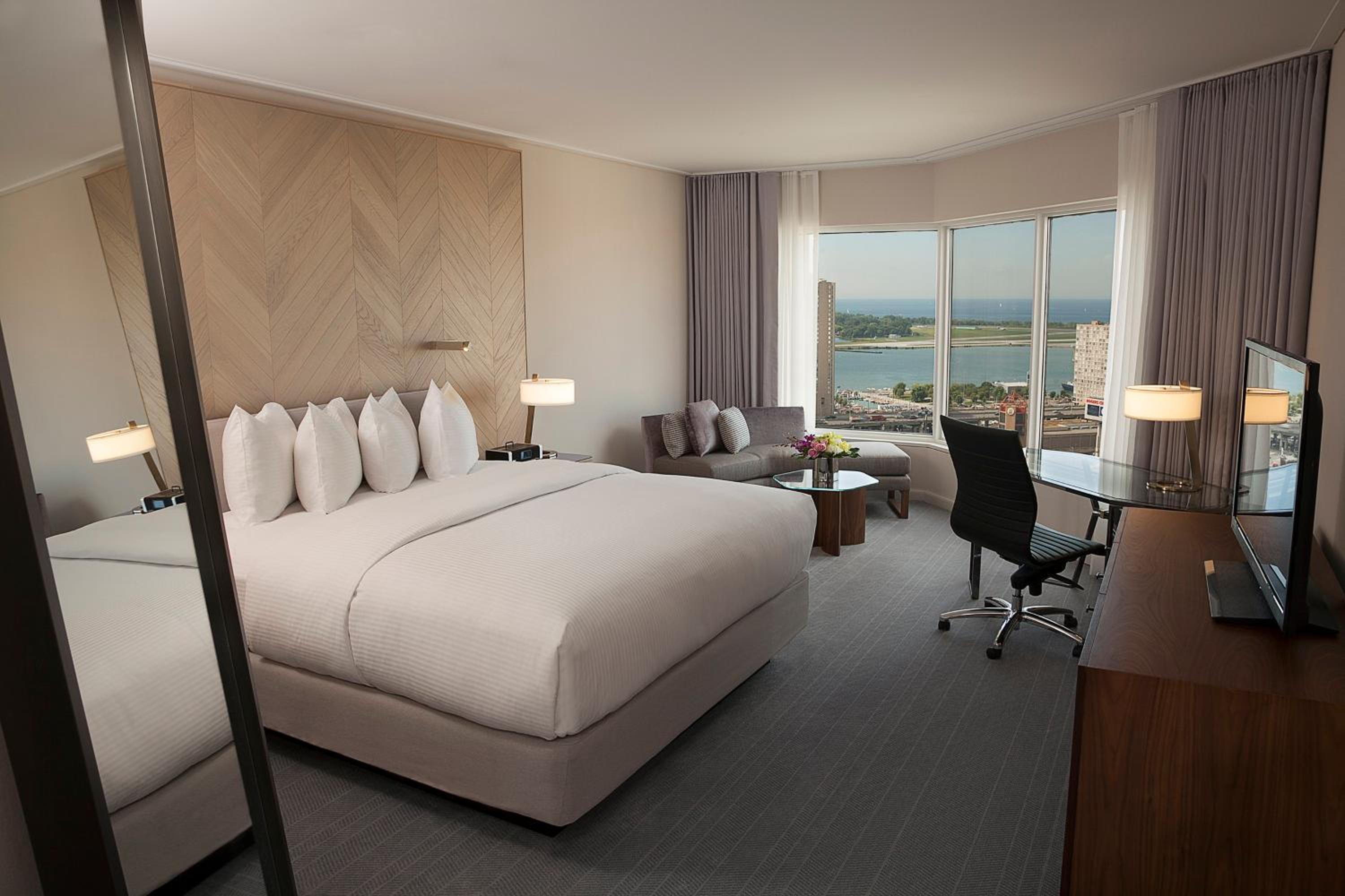 Premium King Room - Photo 4