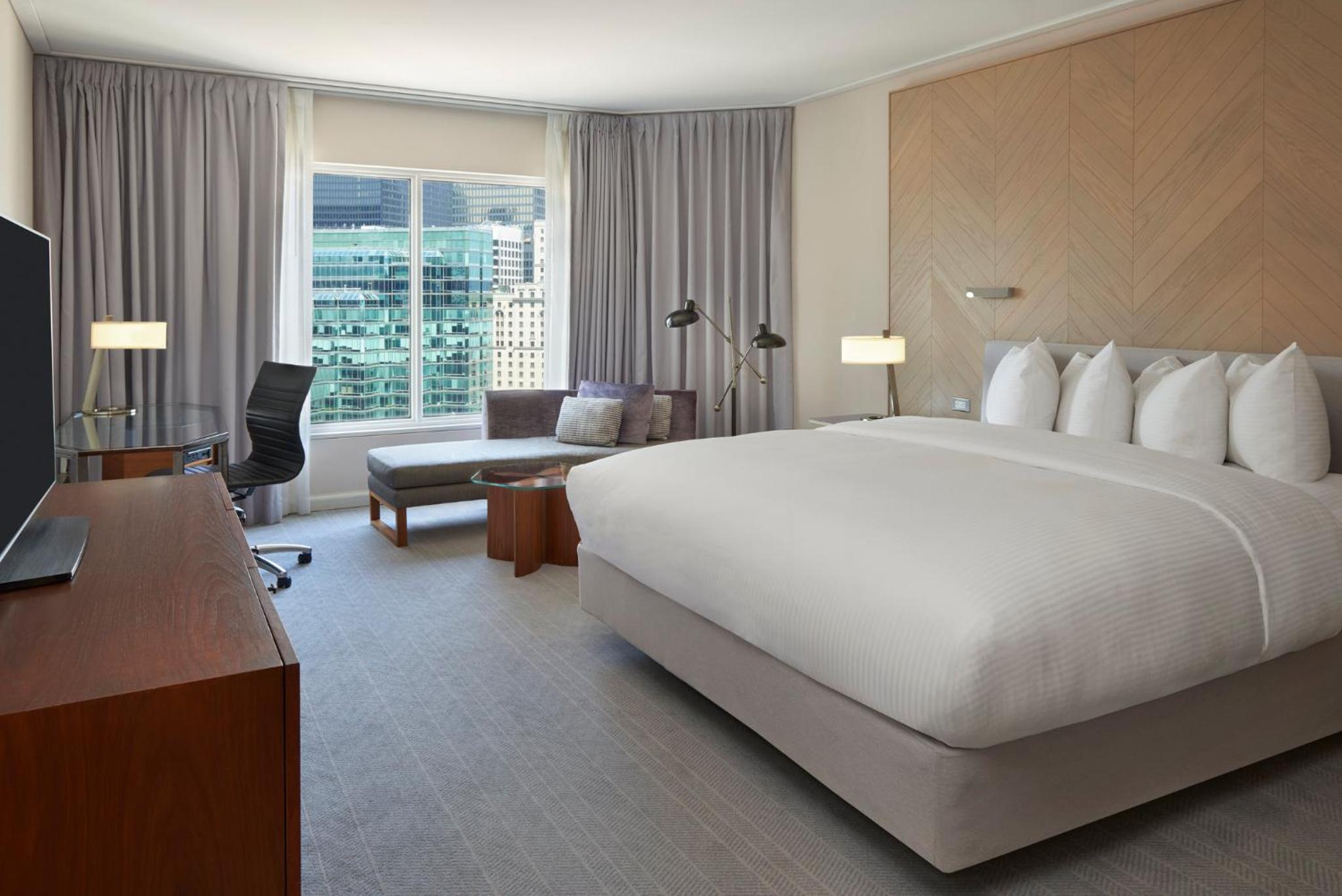 Premium King Room - Photo 3