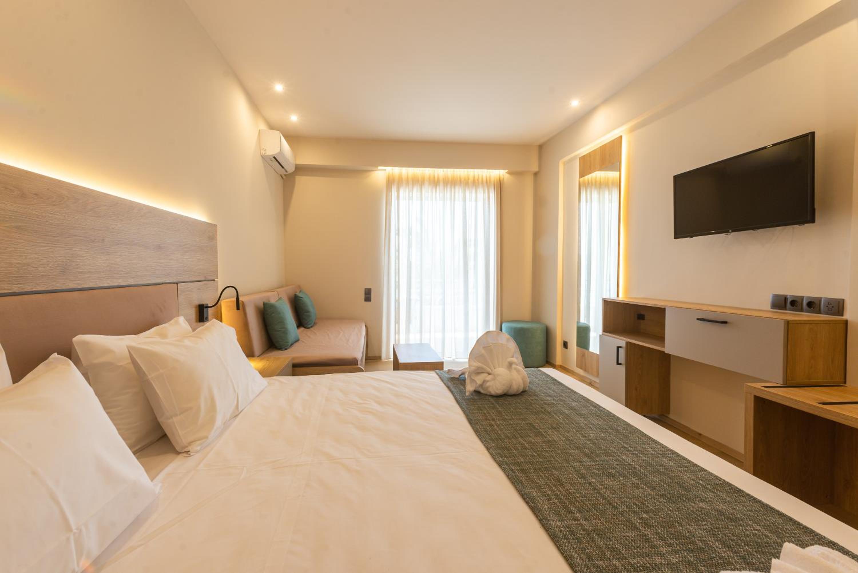 Deluxe Double or Twin Room with Sea View photo 3