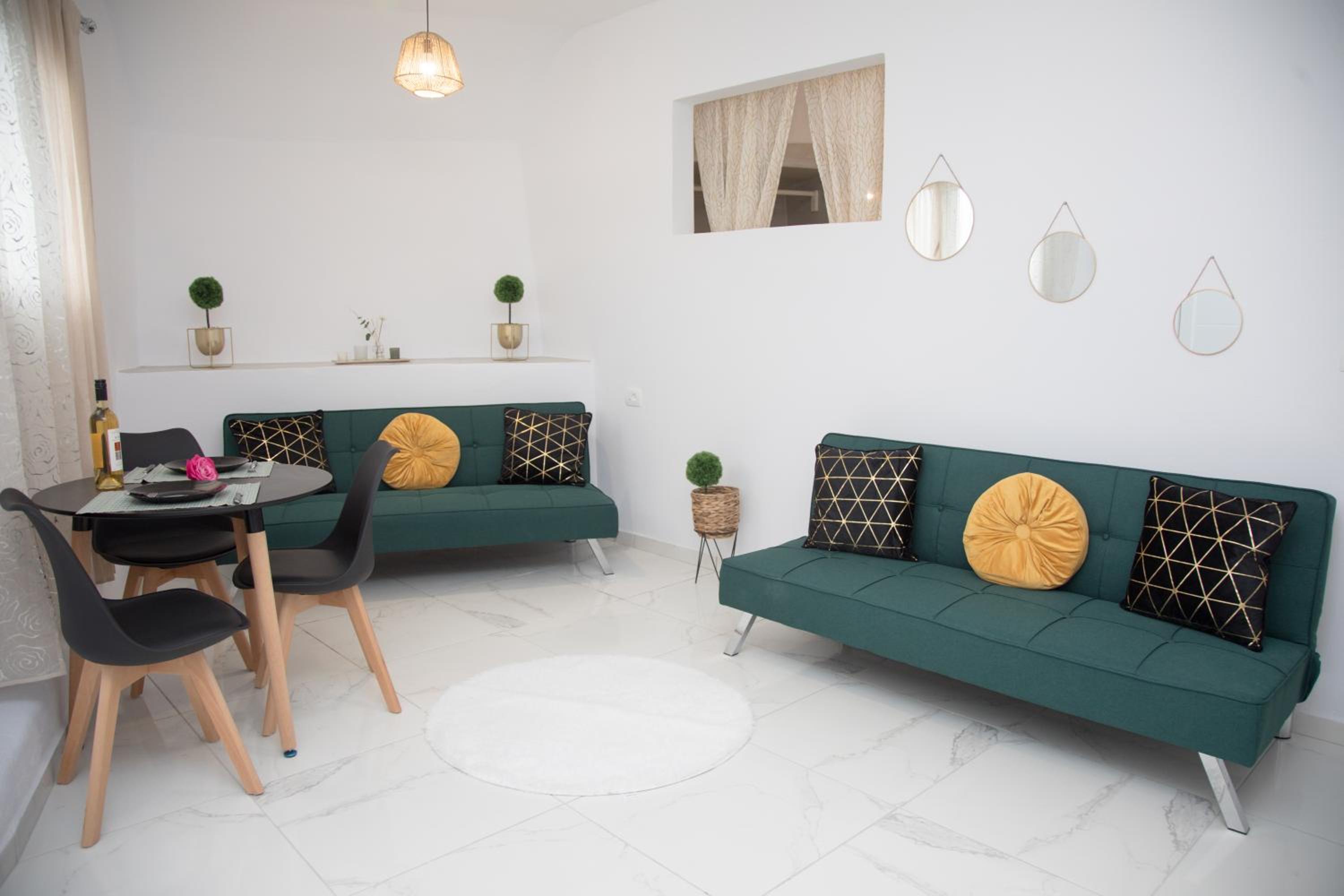 One-Bedroom Apartment  with outdoor hot tub photo 1