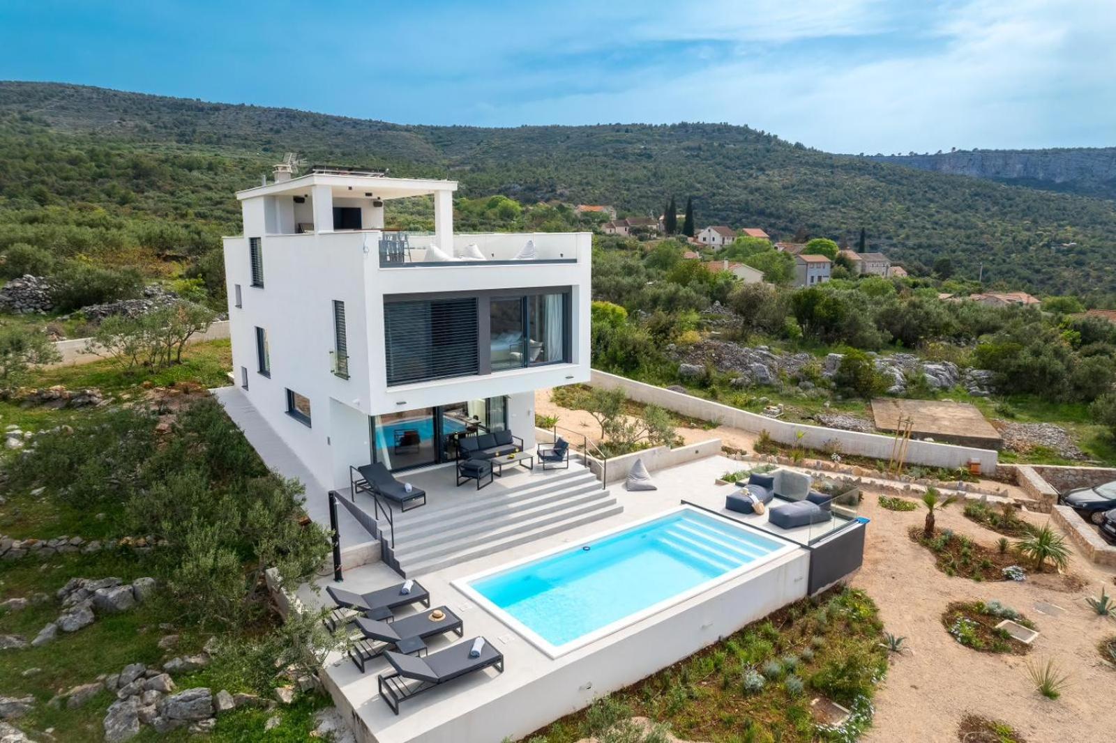 Three-Bedroom Villa photo 2