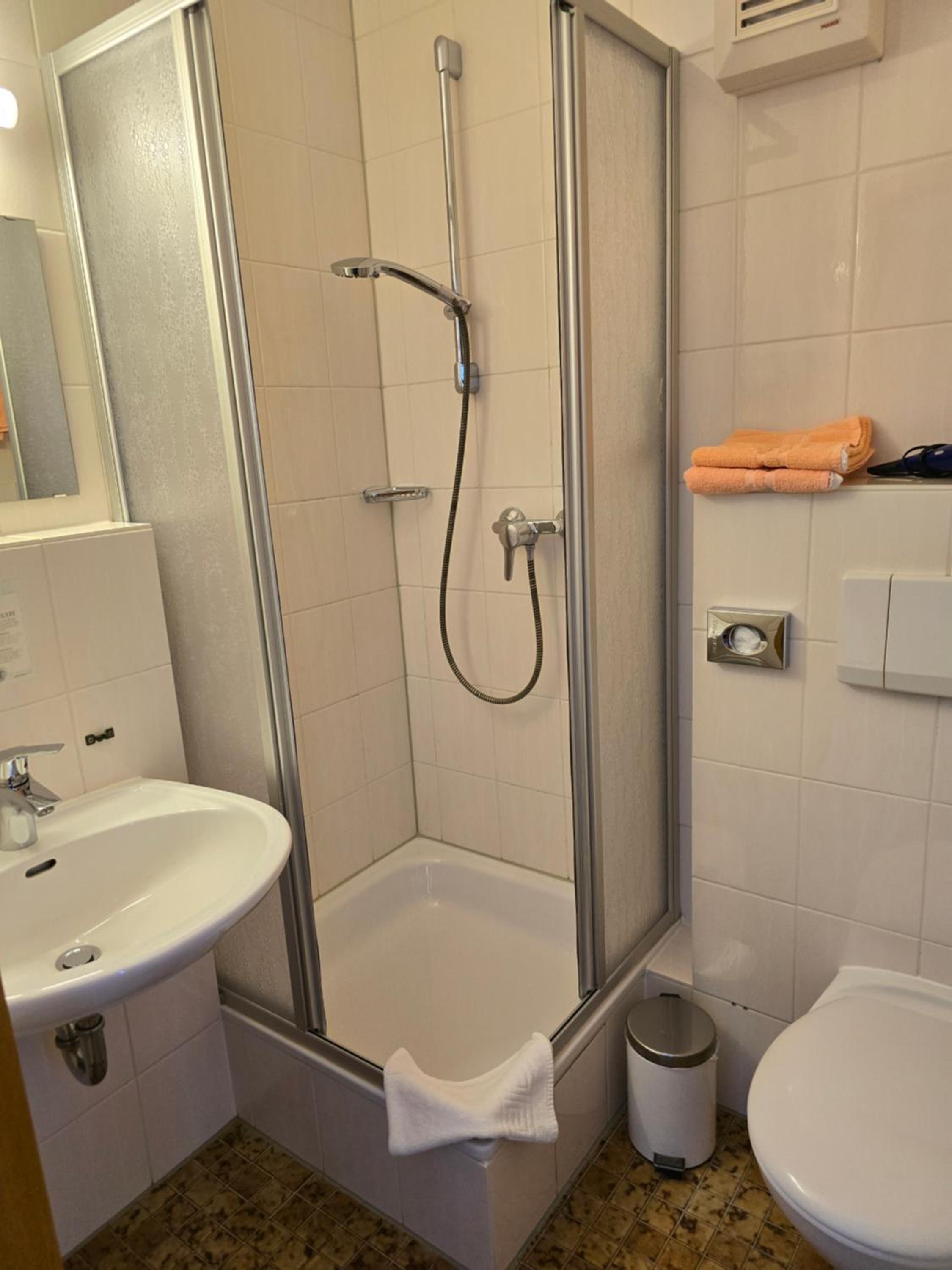 Double or Twin Room with Shower - Photo 10