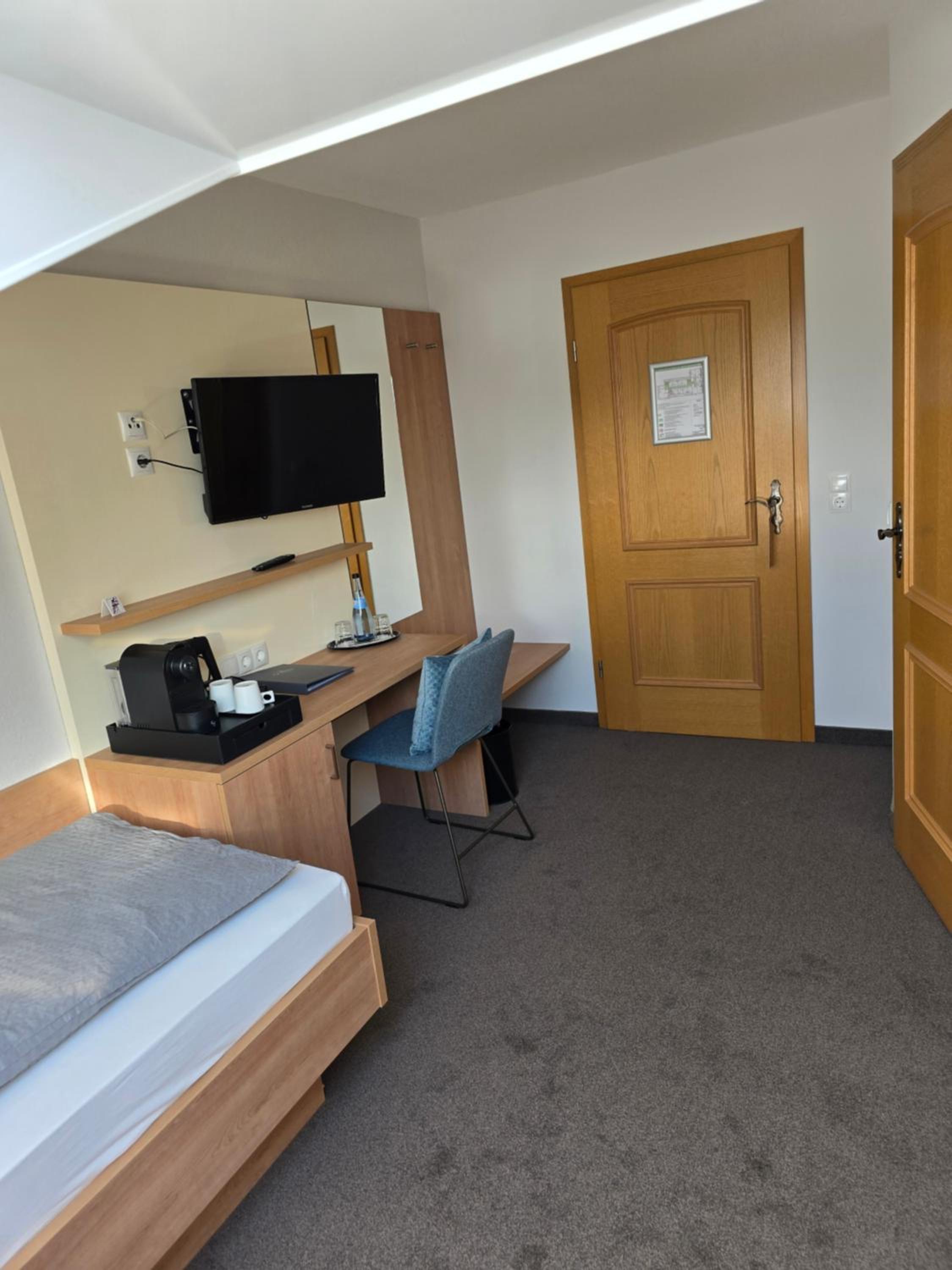 Double or Twin Room with Shower - Photo 2