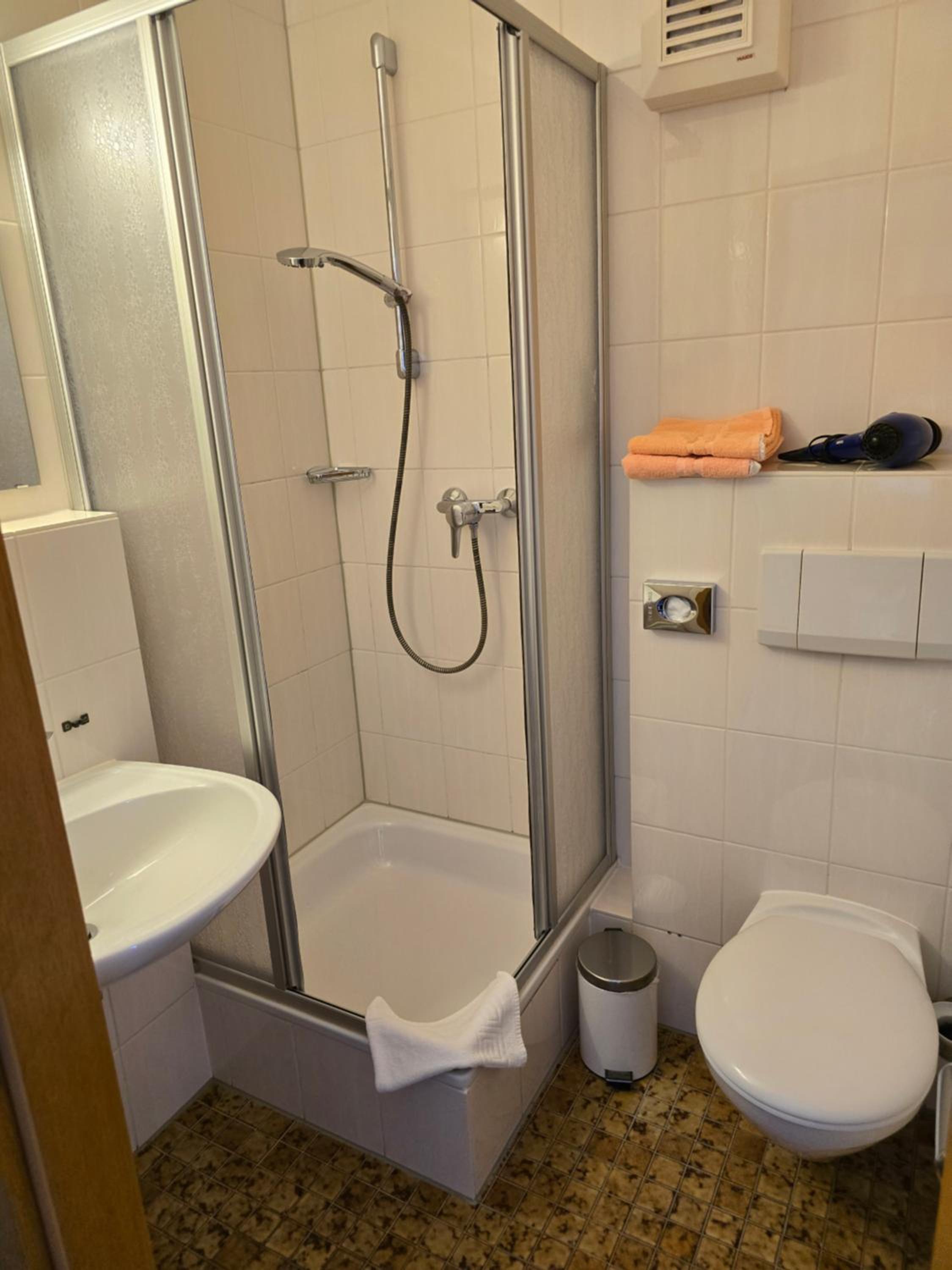 Double or Twin Room with Shower - Photo 9