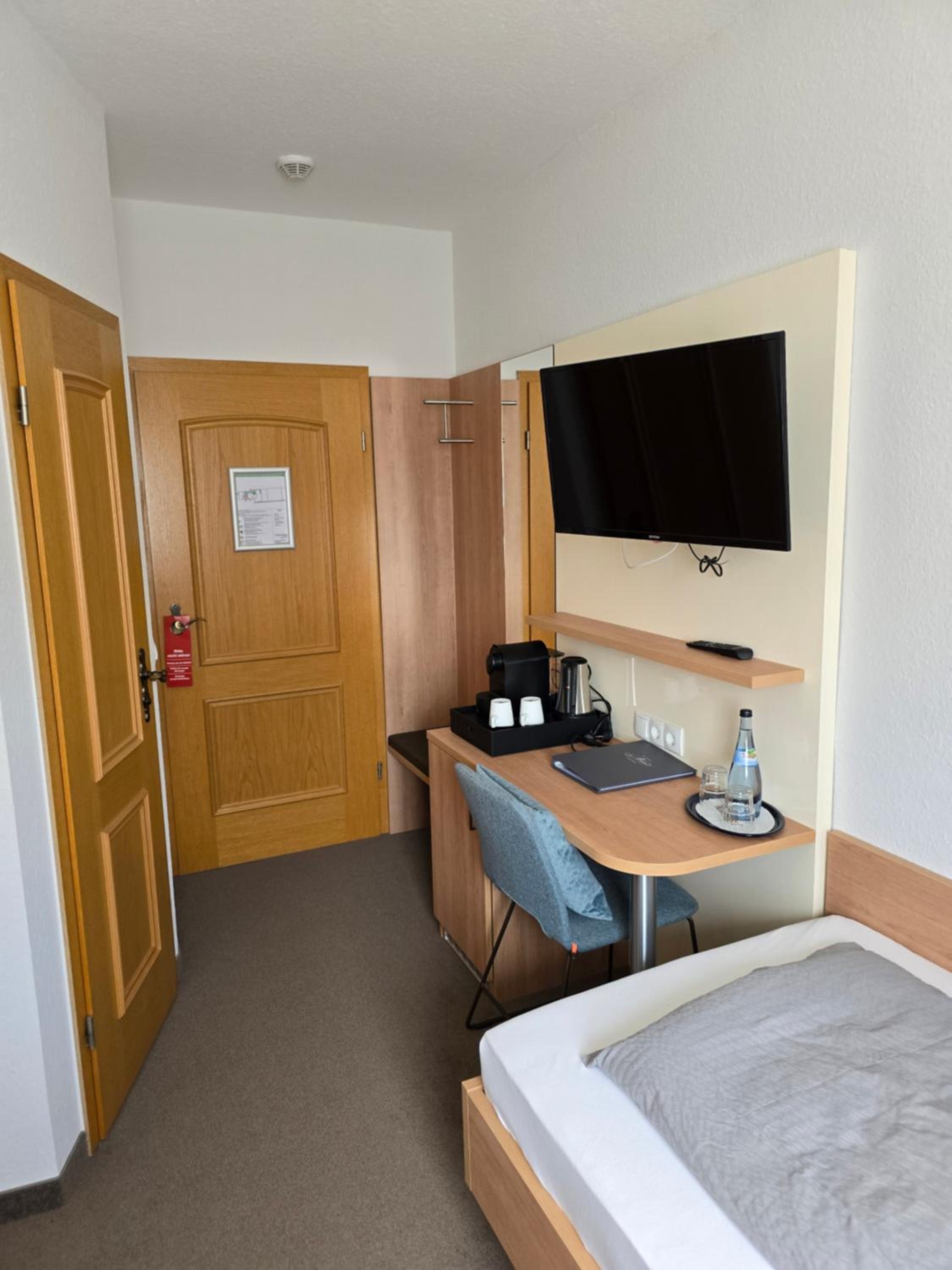 Double or Twin Room with Shower - Photo 3