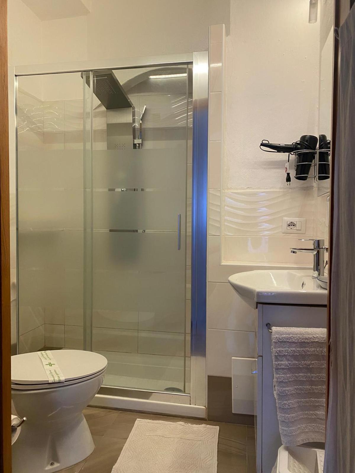 Single Room with Shared Bathroom photo 3