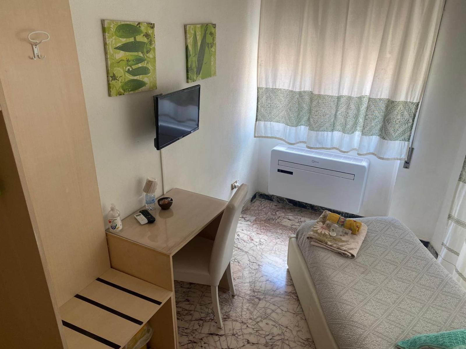 Single Room with Shared Bathroom photo 2