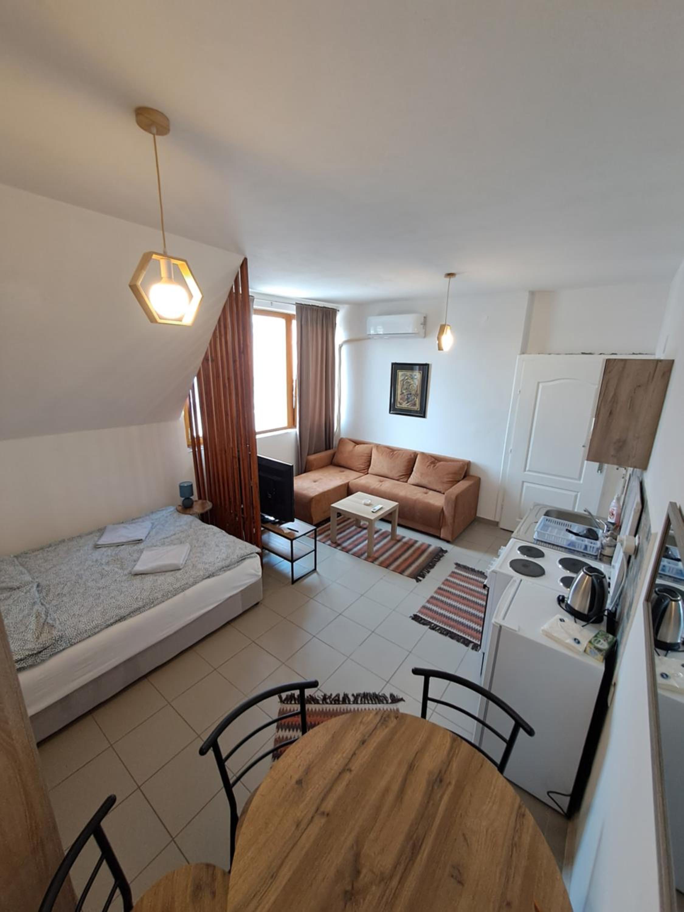 One-Bedroom Apartment photo 1