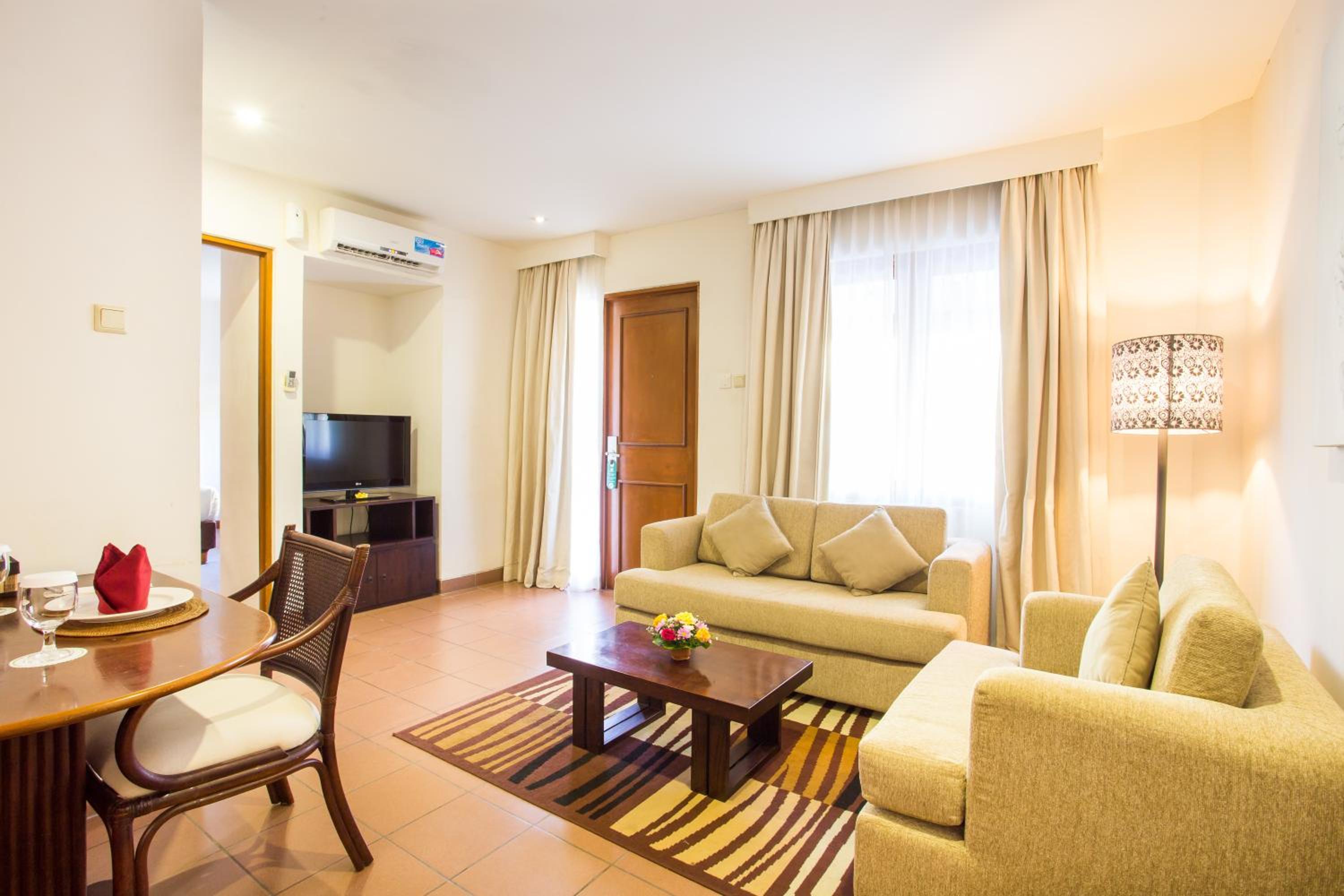 One-Bedroom Suite - Photo 3