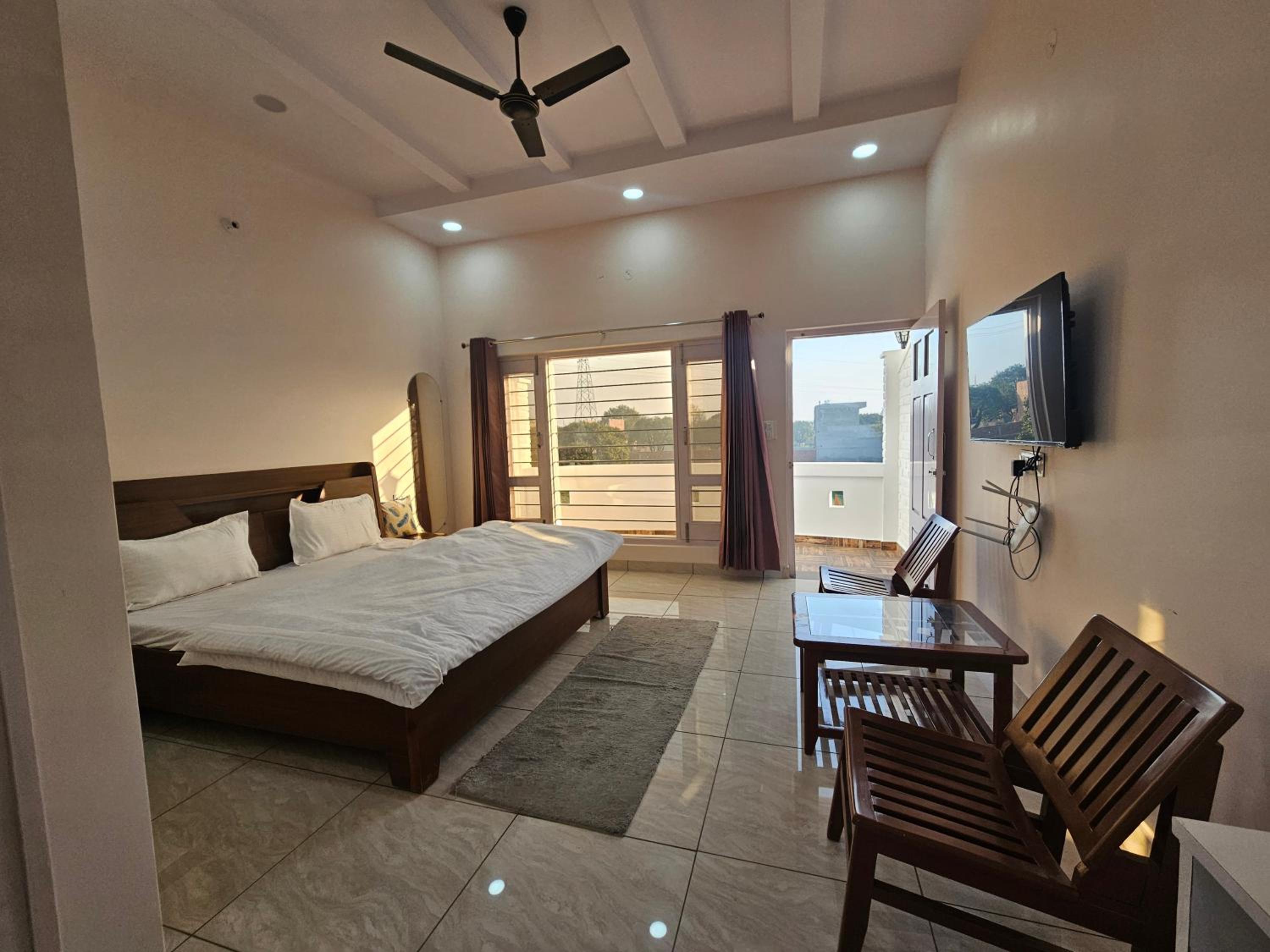 Deluxe Double Room With Balcony photo 3