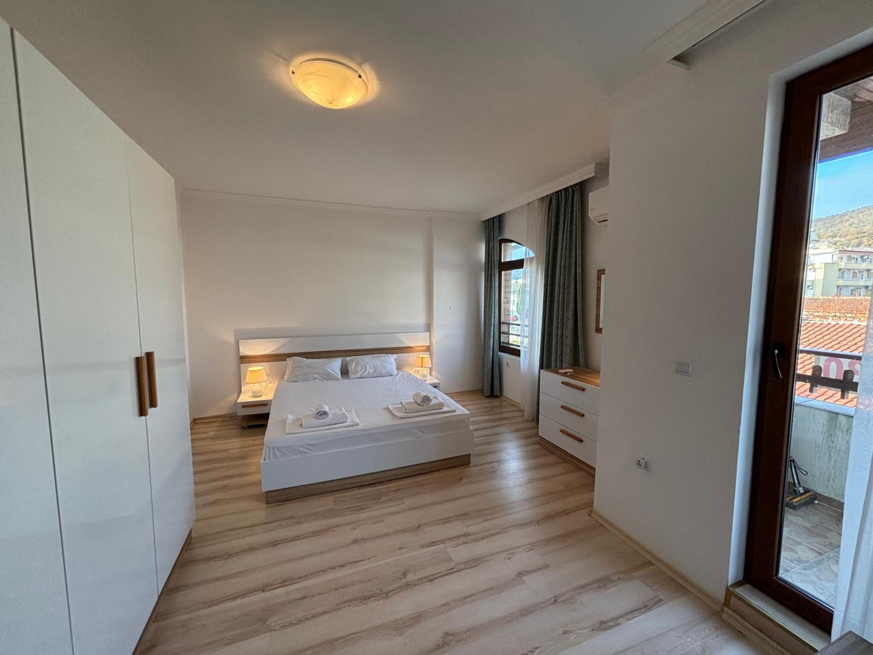 One-Bedroom Apartment photo 3