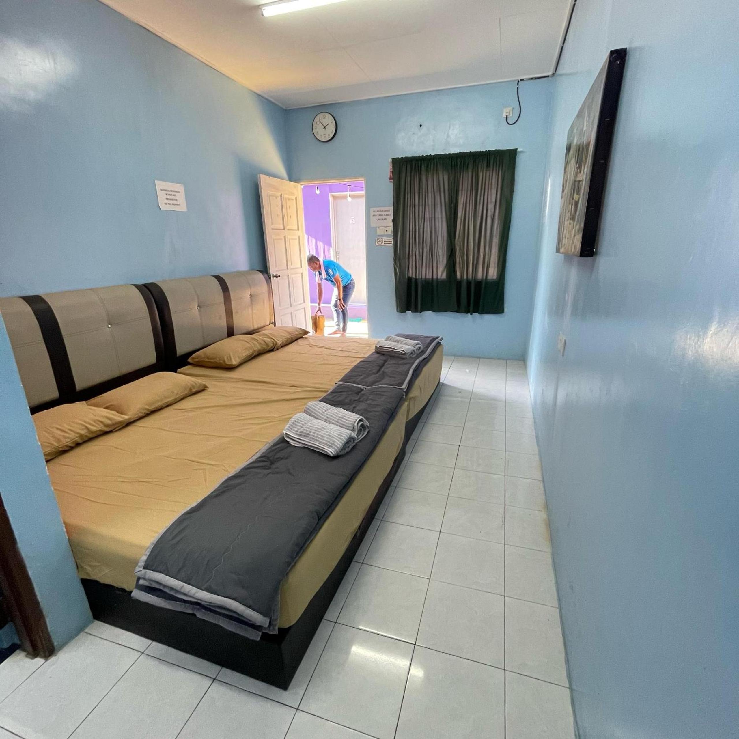 Quadruple Room with Private Bathroom photo 2