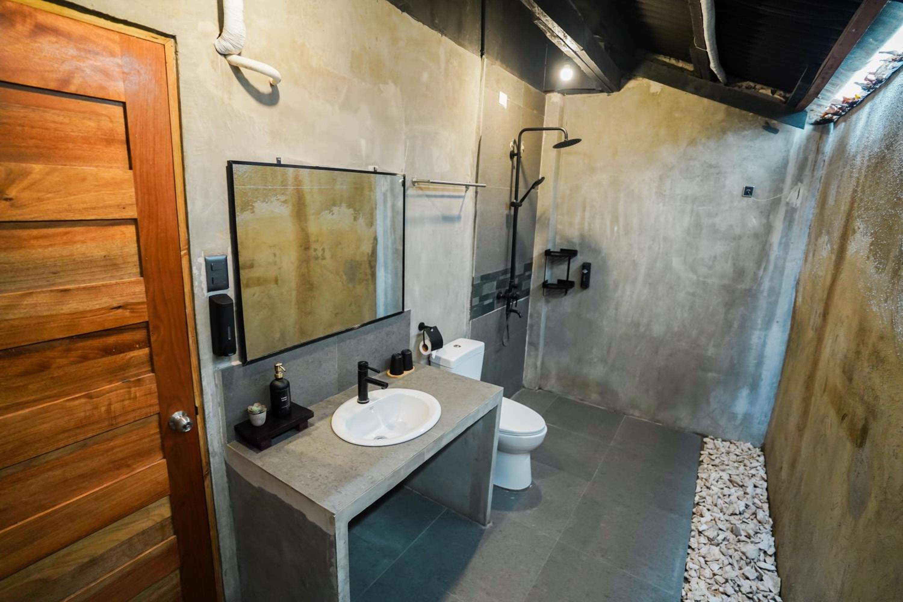 Quadruple Room with Sea View - Photo 8