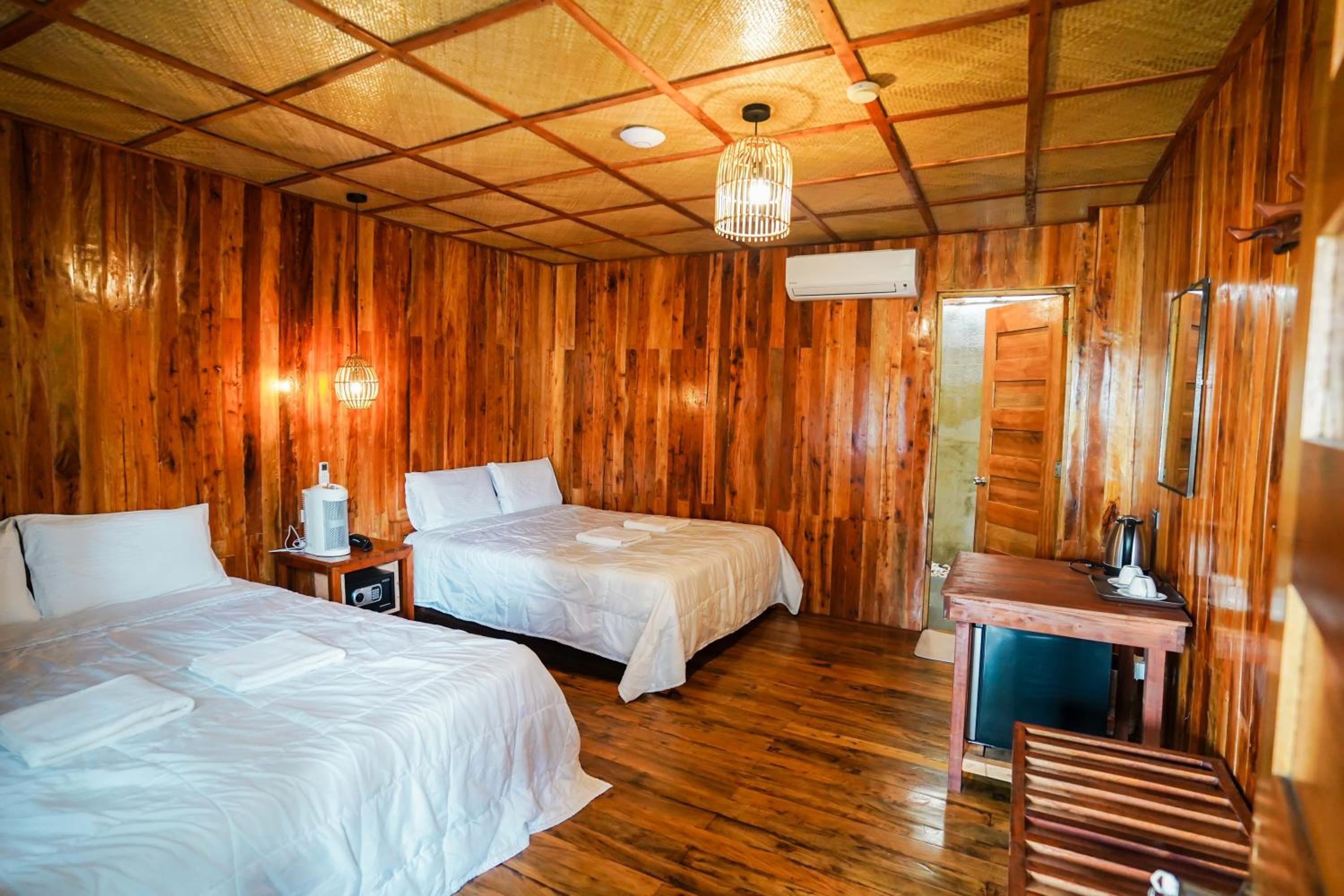 Quadruple Room with Sea View - Photo 12
