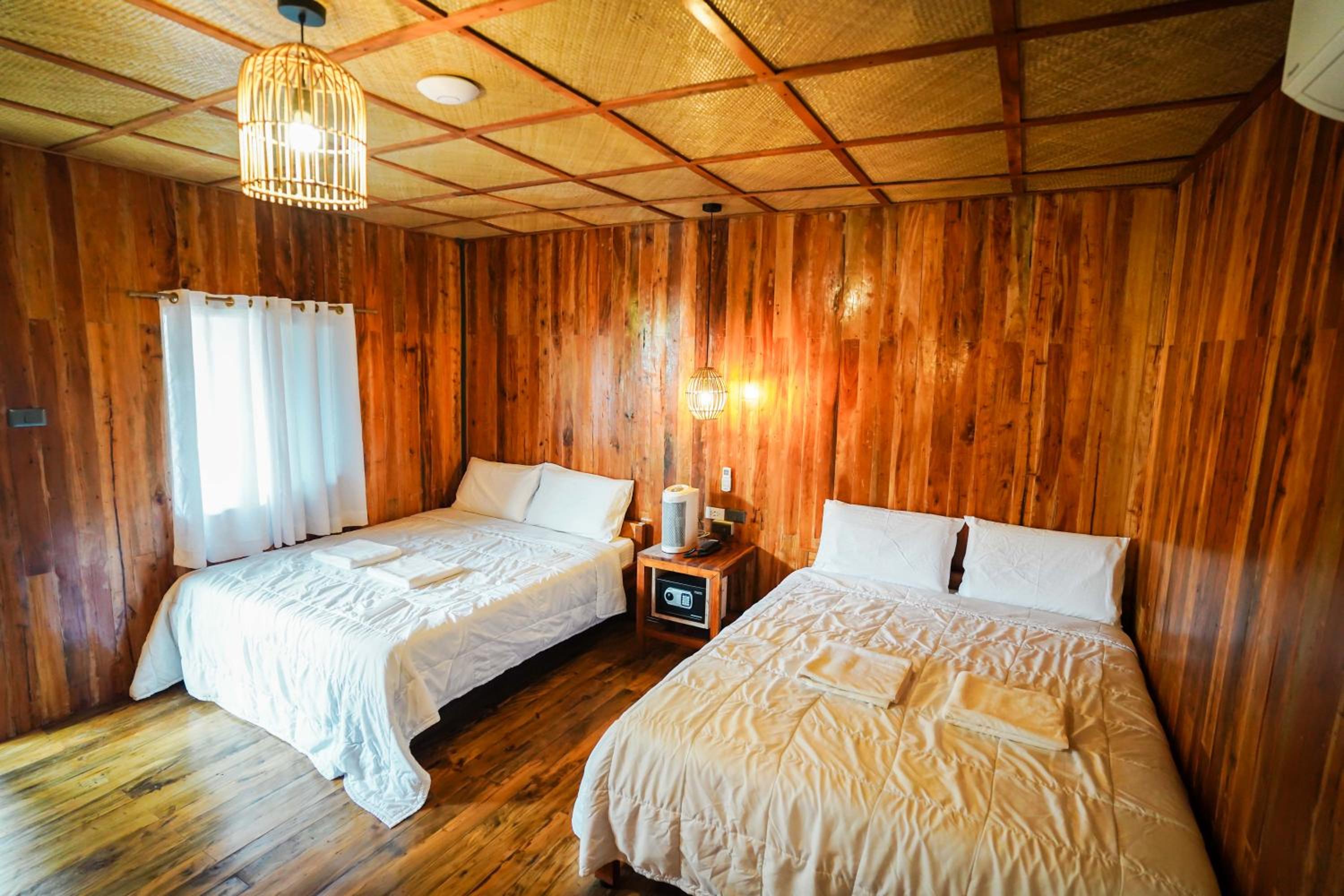 Quadruple Room with Sea View - Photo 11