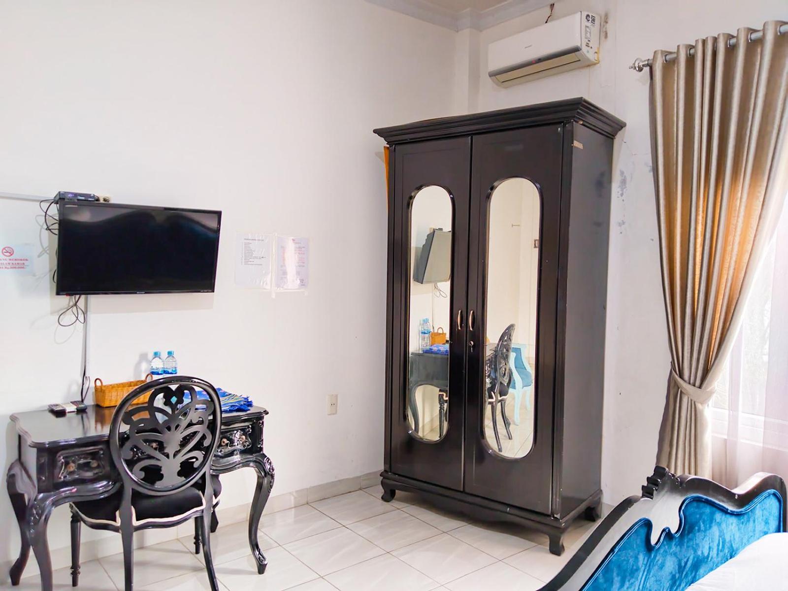 Family Room - Photo 6